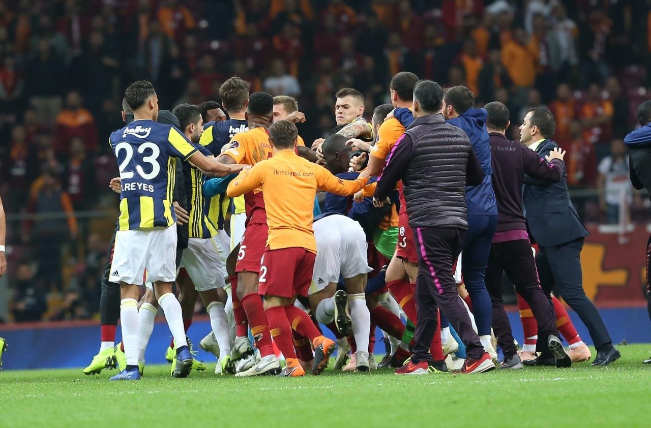 Galatasaray Fenerbahce fight 1122018