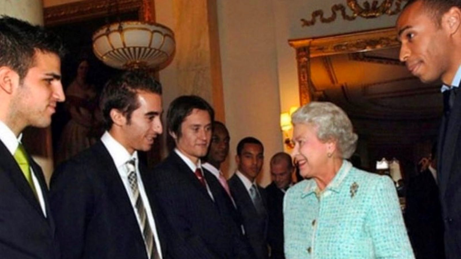 Isabel II con varios jugadores del Arsenal, club del que era aficionada
