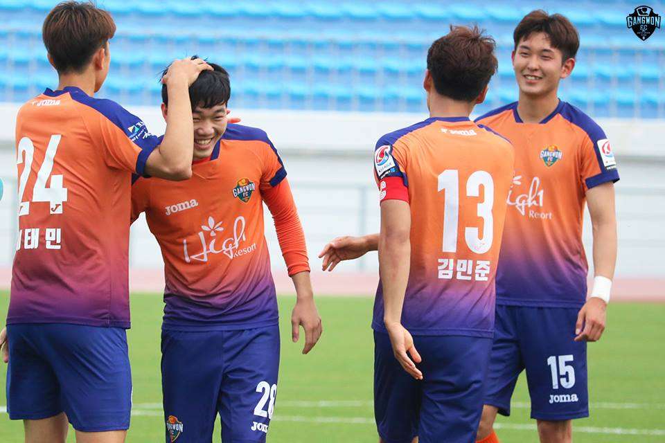 Lương Xuân Trường trong màu áo Gangwon FC