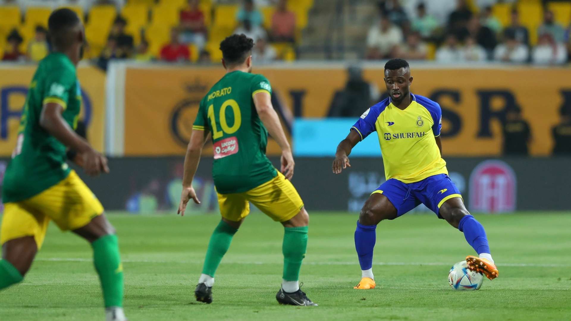 تحت أعين الحكم .. مباراة النصر والخليج تشهد