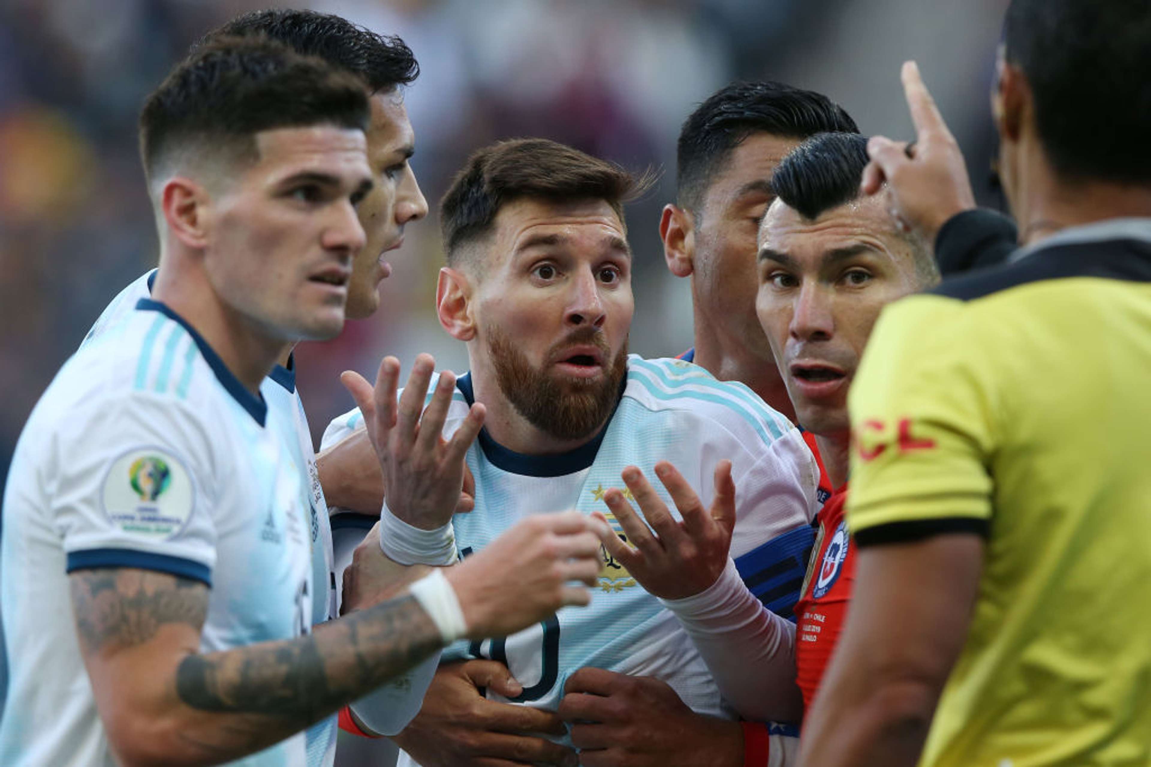 Messi reclama com o árbitro Mario Vivar após ser expulso