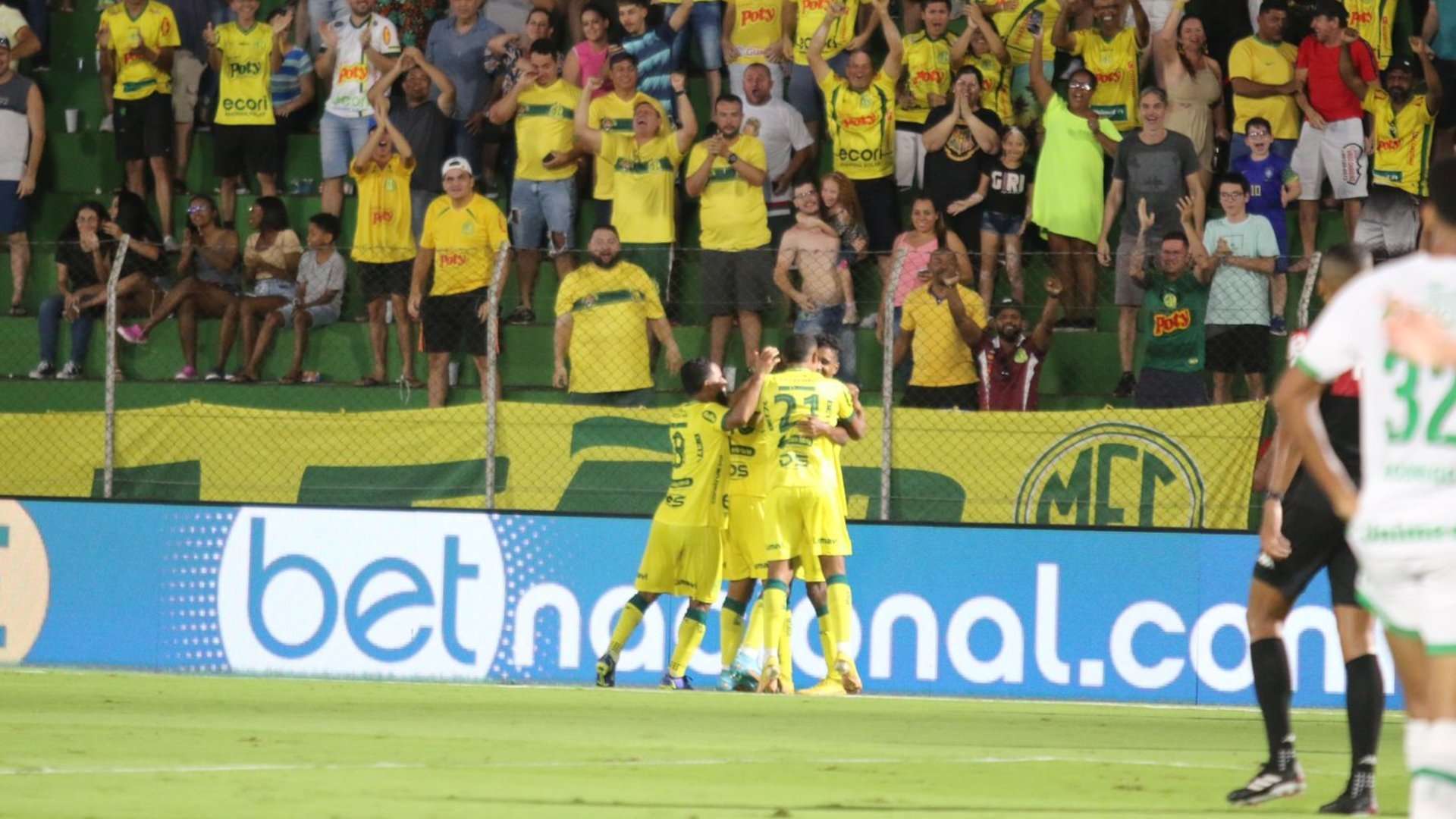Jogadores do Mirassol comemoram gol contra a Chapecoense, pelo Brasileiro Série B 2023