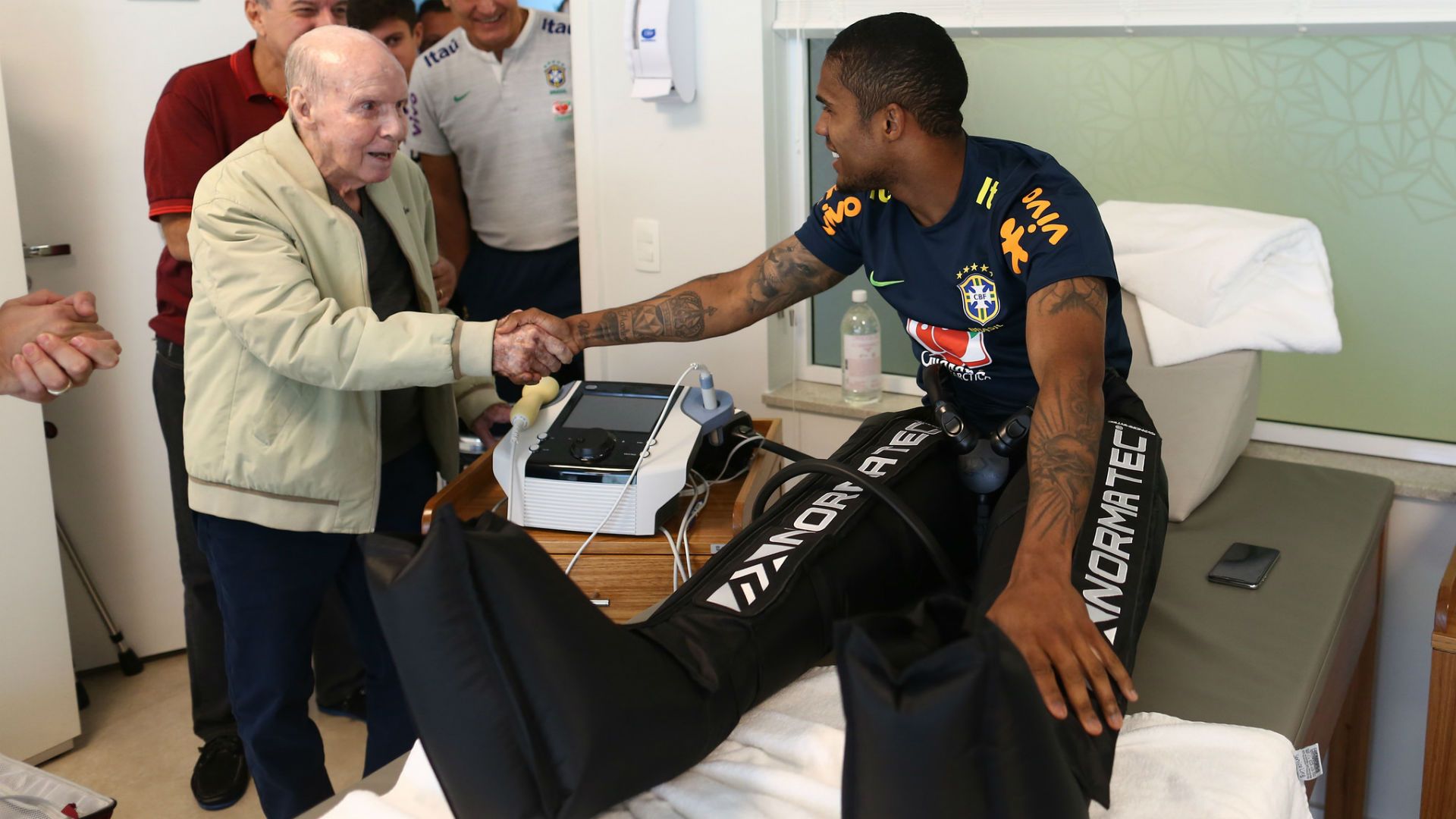 Douglas Costa Zagallo Granja Comary 24 05 2018