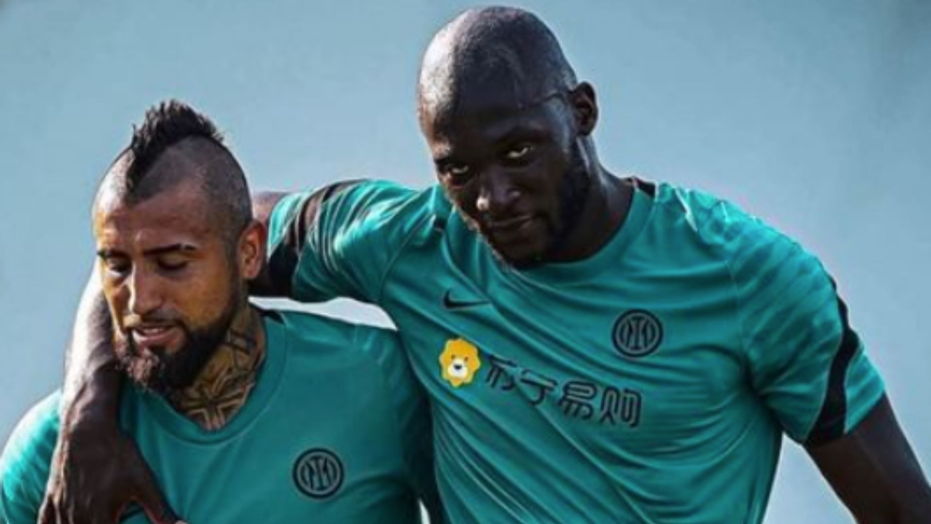 Arturo Vidal Romelu Lukaku Inter 2021