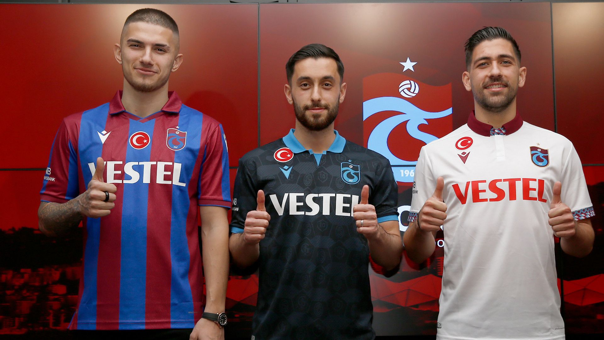 Yunus Mallı (ortada), Berat Ayberk Özdemir (solda) ve Anastasios Bakasetas 02.12.21