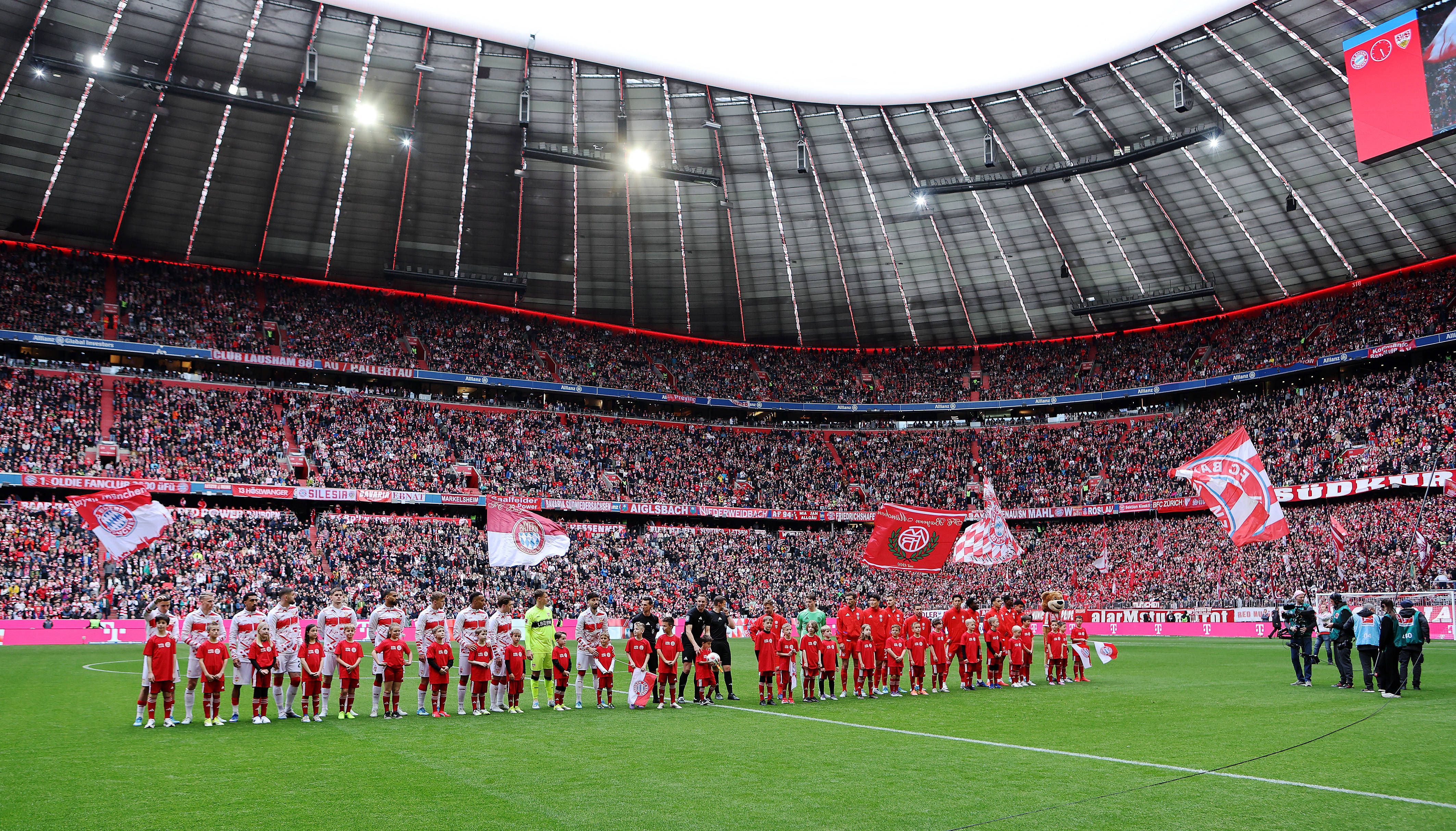 19.04.2026, Deutschland, München, Fußball Bundesliga, 30. Spieltag, FC Bayern München vs. VfB Stuttgart, Feature Übersicht, die Mannschaften stehen auf dem Rasen *** 19 04 2026, Germany, Munich, Soccer Bundesliga, Matchday 30, FC Bayern Munich vs VfB Stuttgart, Feature overview, the teams are on the pitch