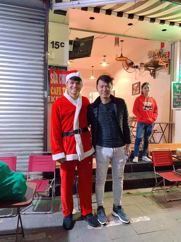 Xuân Mạnh đi phát quà Noel