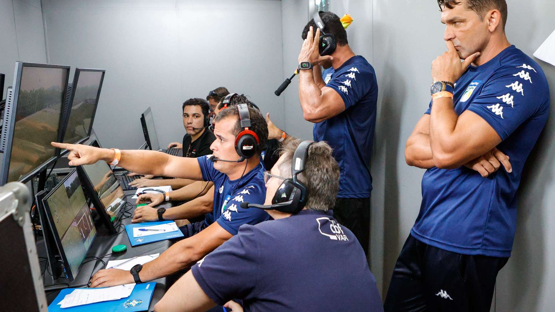Árbitros durante treinamento do VAR antes do Brasileirão 2023