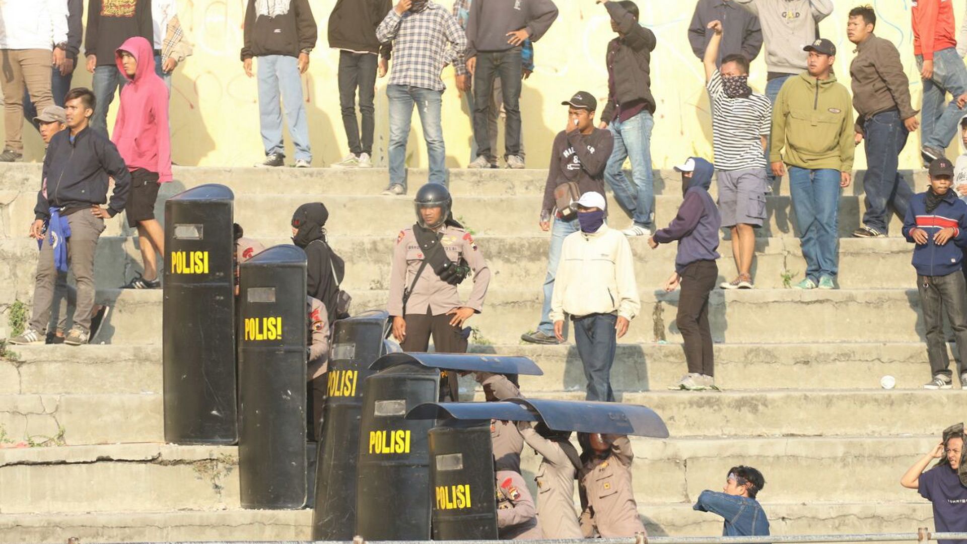Suporter PSIS Semarang, Snex dan Holligan saling lempar batu