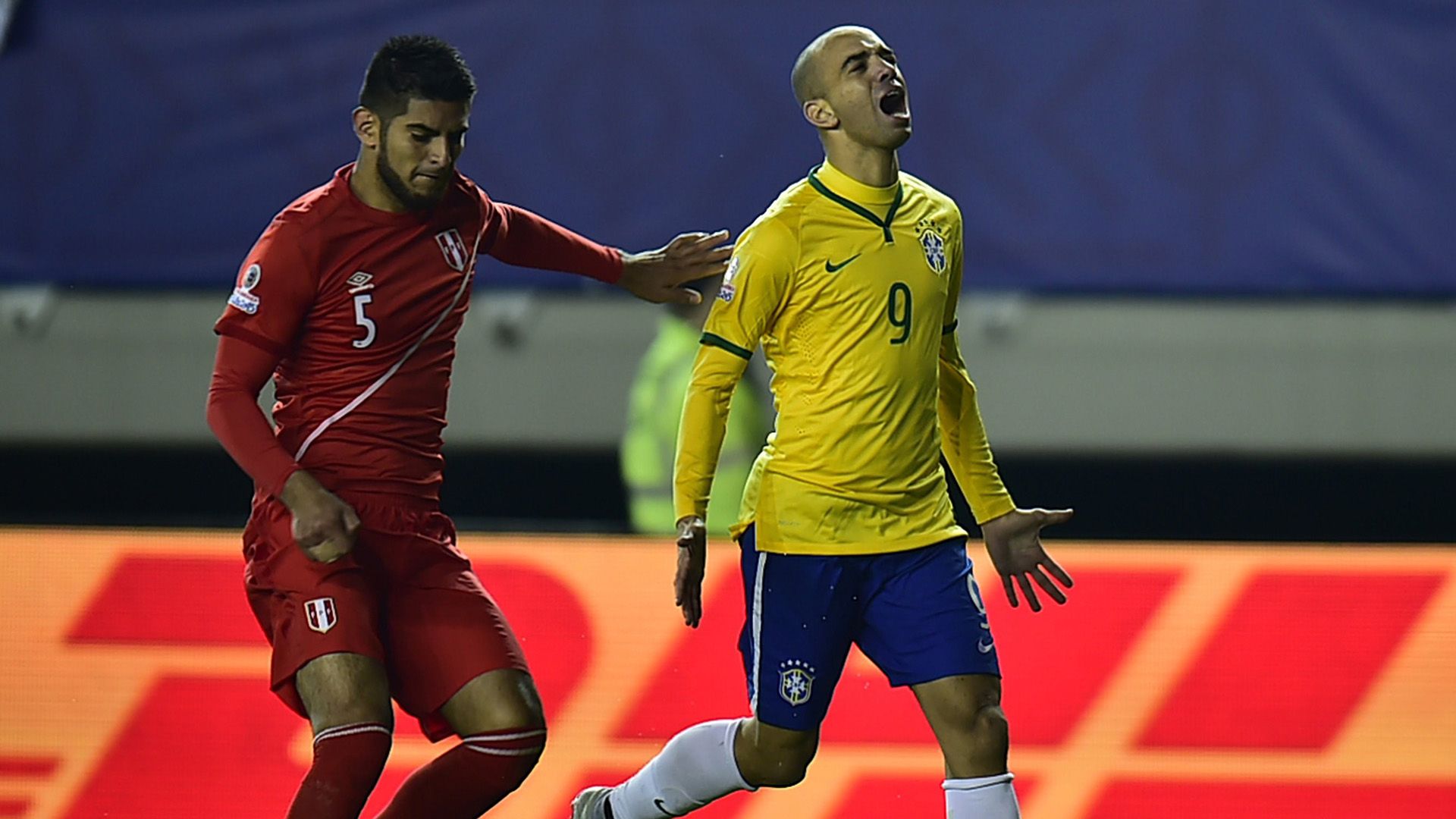 Carlos Zambrano Diego Tardelli Brazil Peru Copa America Temuco 14062015