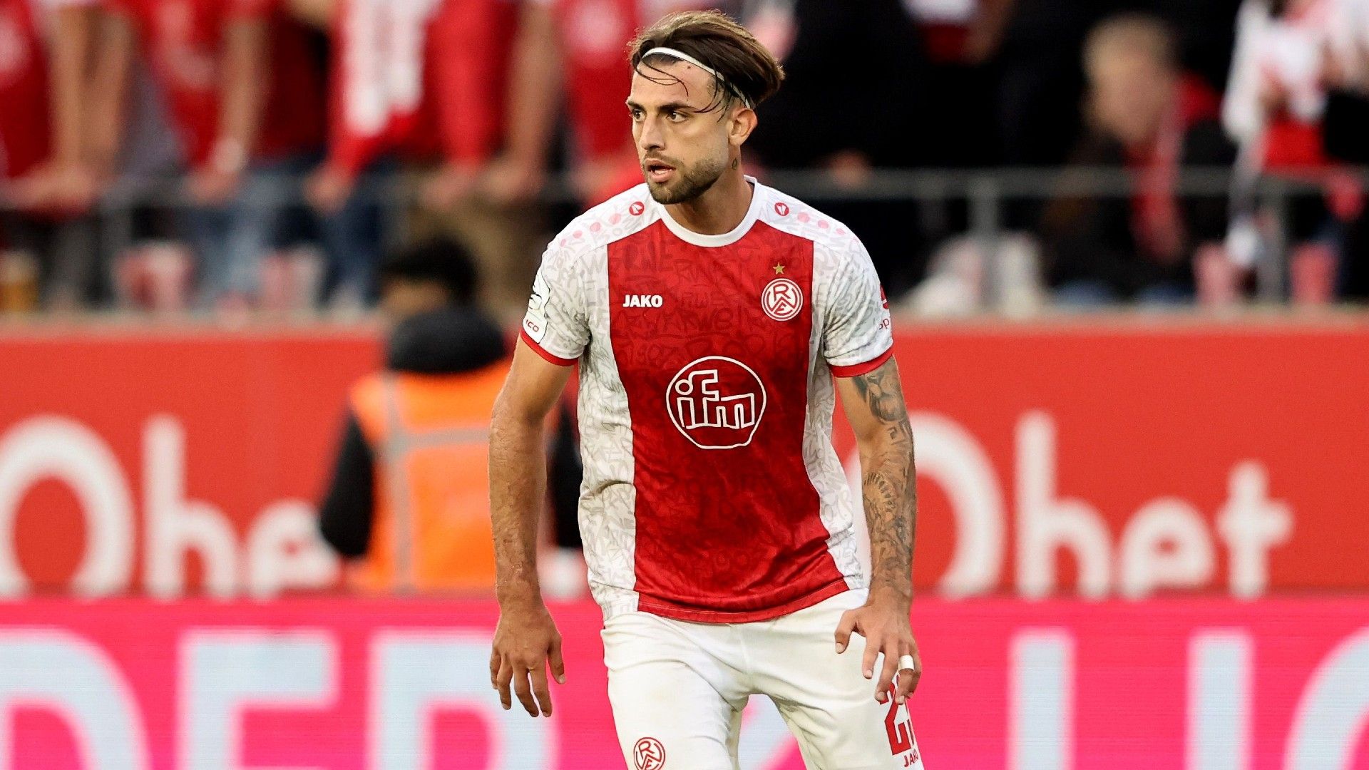 Jose-Enrique Rios Alonso of RW Essen runs with the ball 