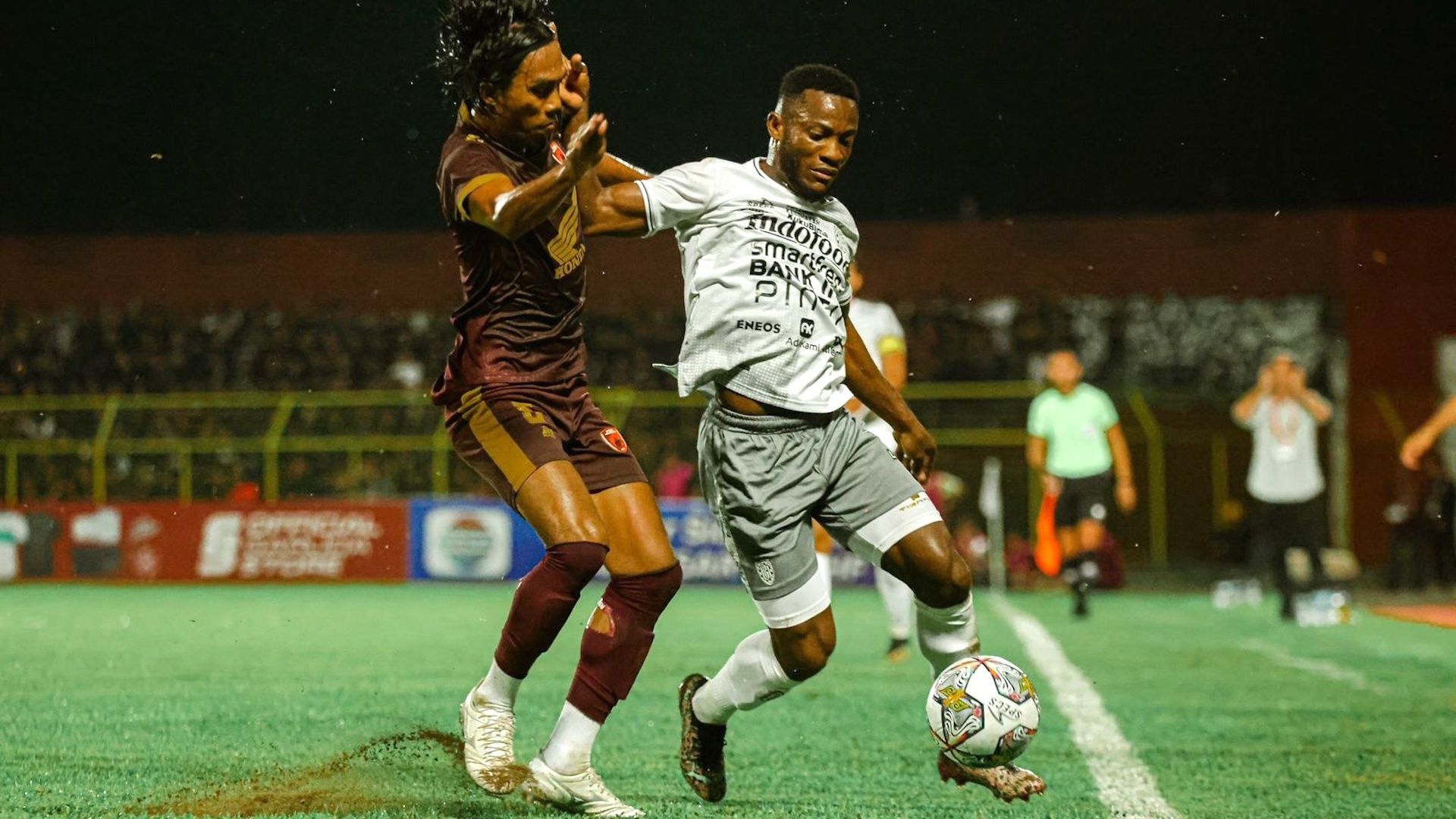 Erwin Gutawa - Privat Mbarga - PSM vs Bali United