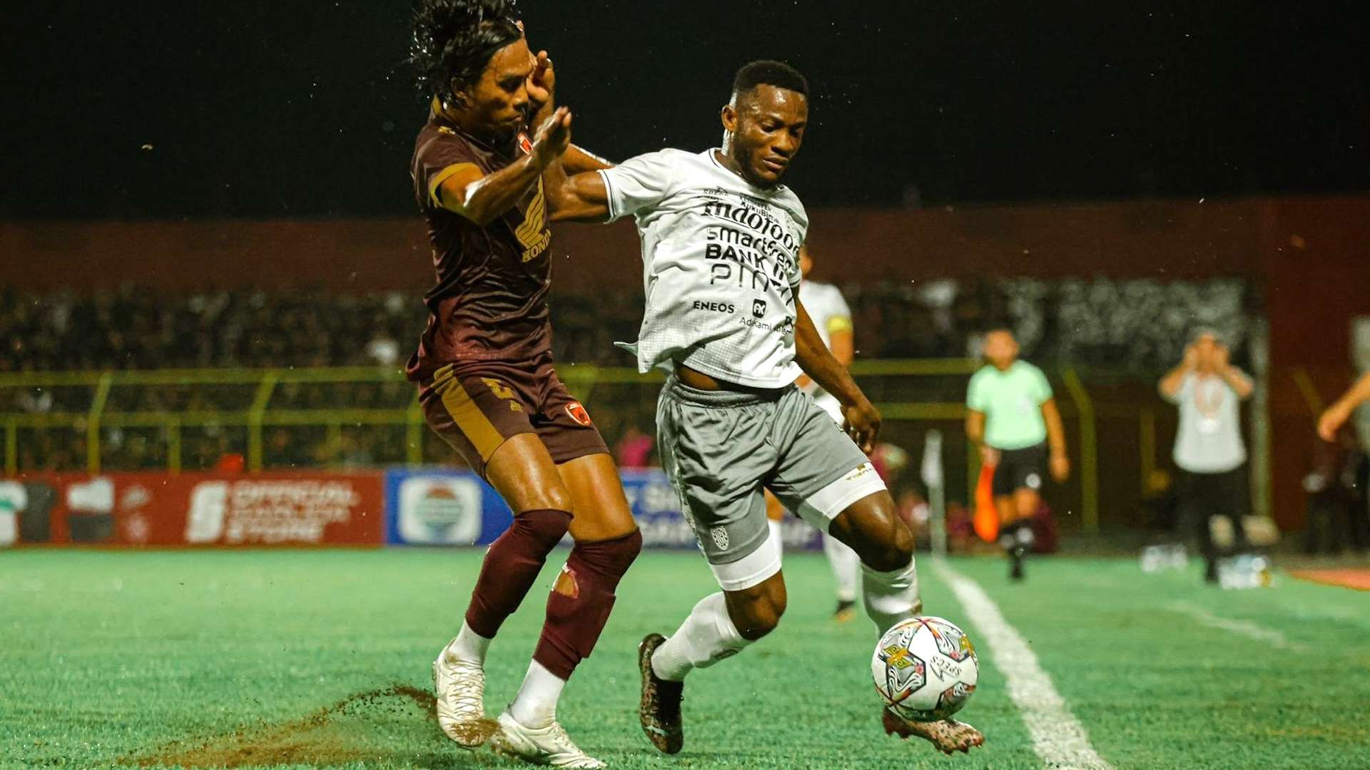 Erwin Gutawa - Privat Mbarga - PSM vs Bali United