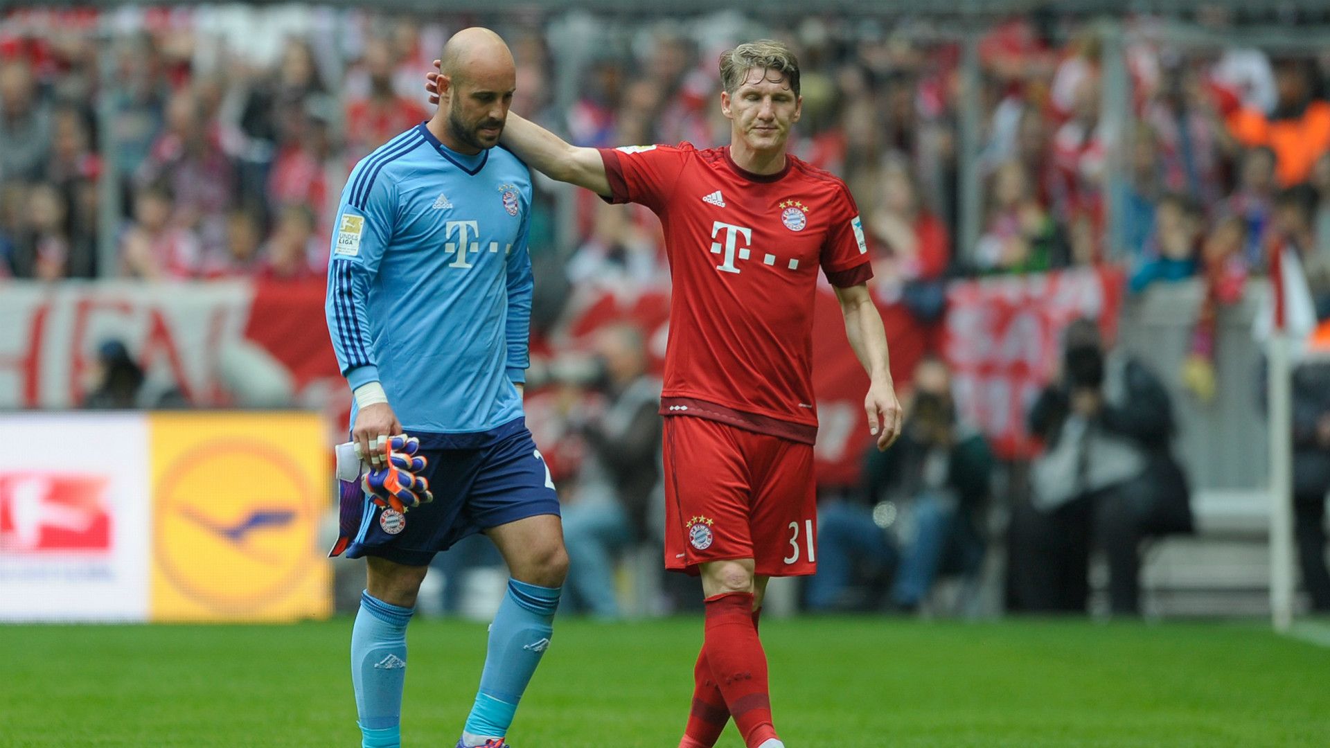 Pepe Reina Bastian Schweinsteiger FC Bayern Muenchen v FC Augsburg - Bundesliga 05092015