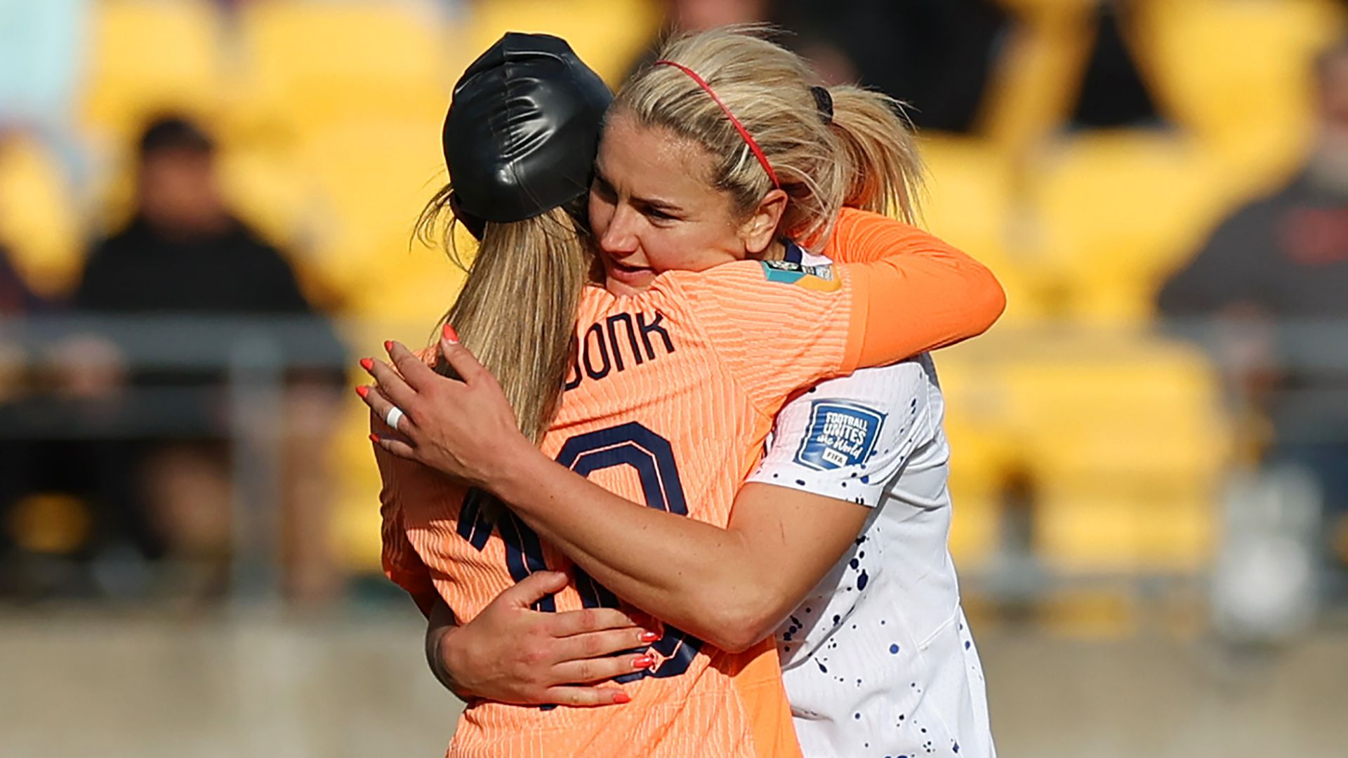 Lindsay Horan Danielle van de Donk USWNT Netherlands World Cup