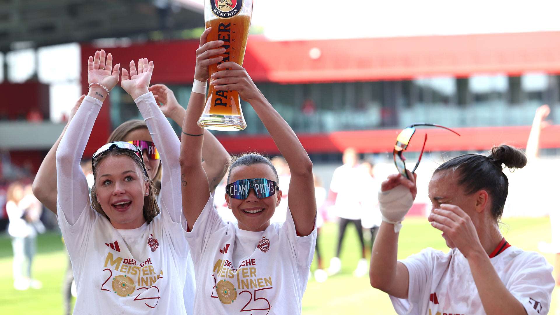 fc bayern frauen weißbierdusche