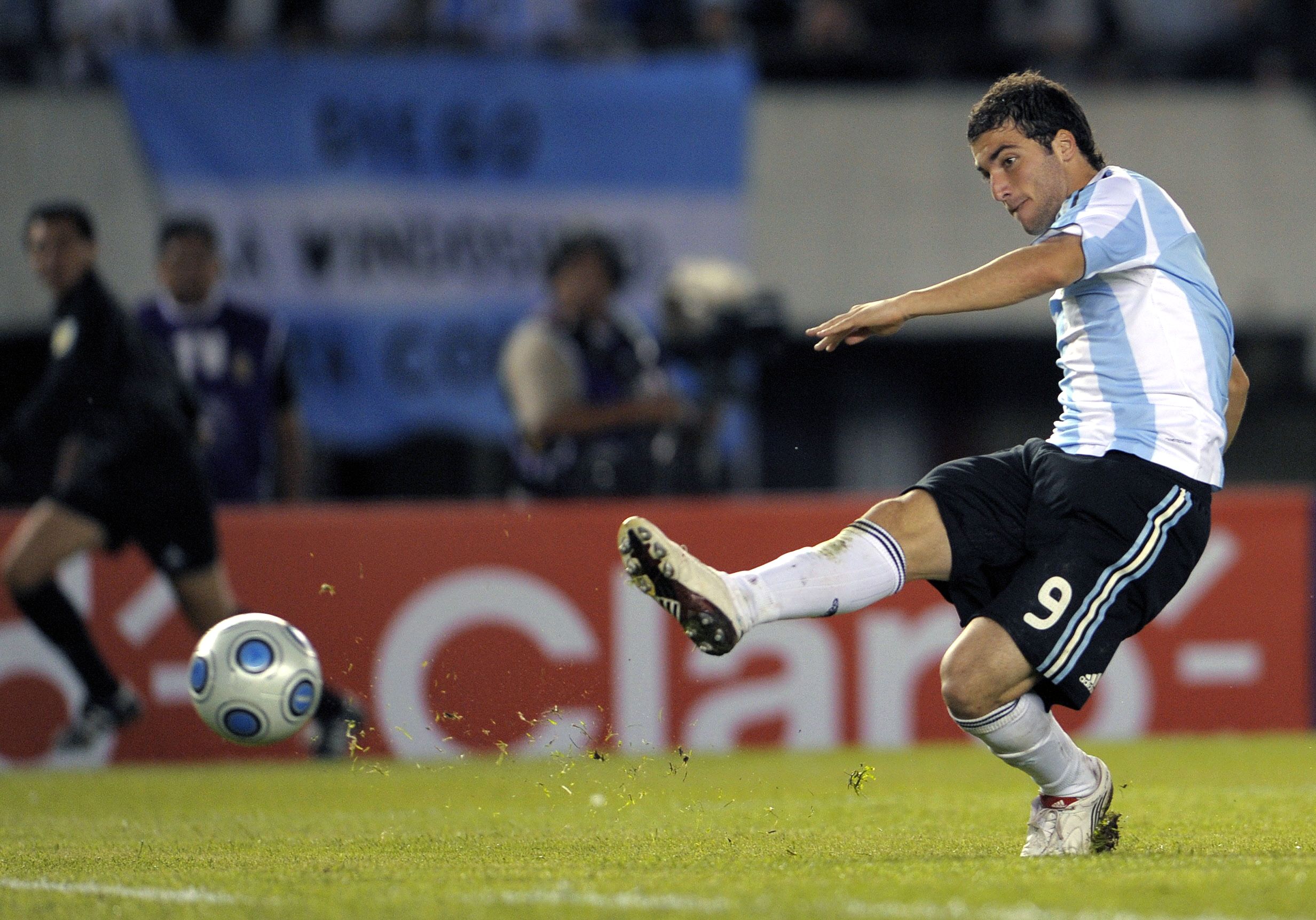 Gonzalo Higuain Argentina Peru 2010 FIFA World Cup qualifier debut goal 2009
