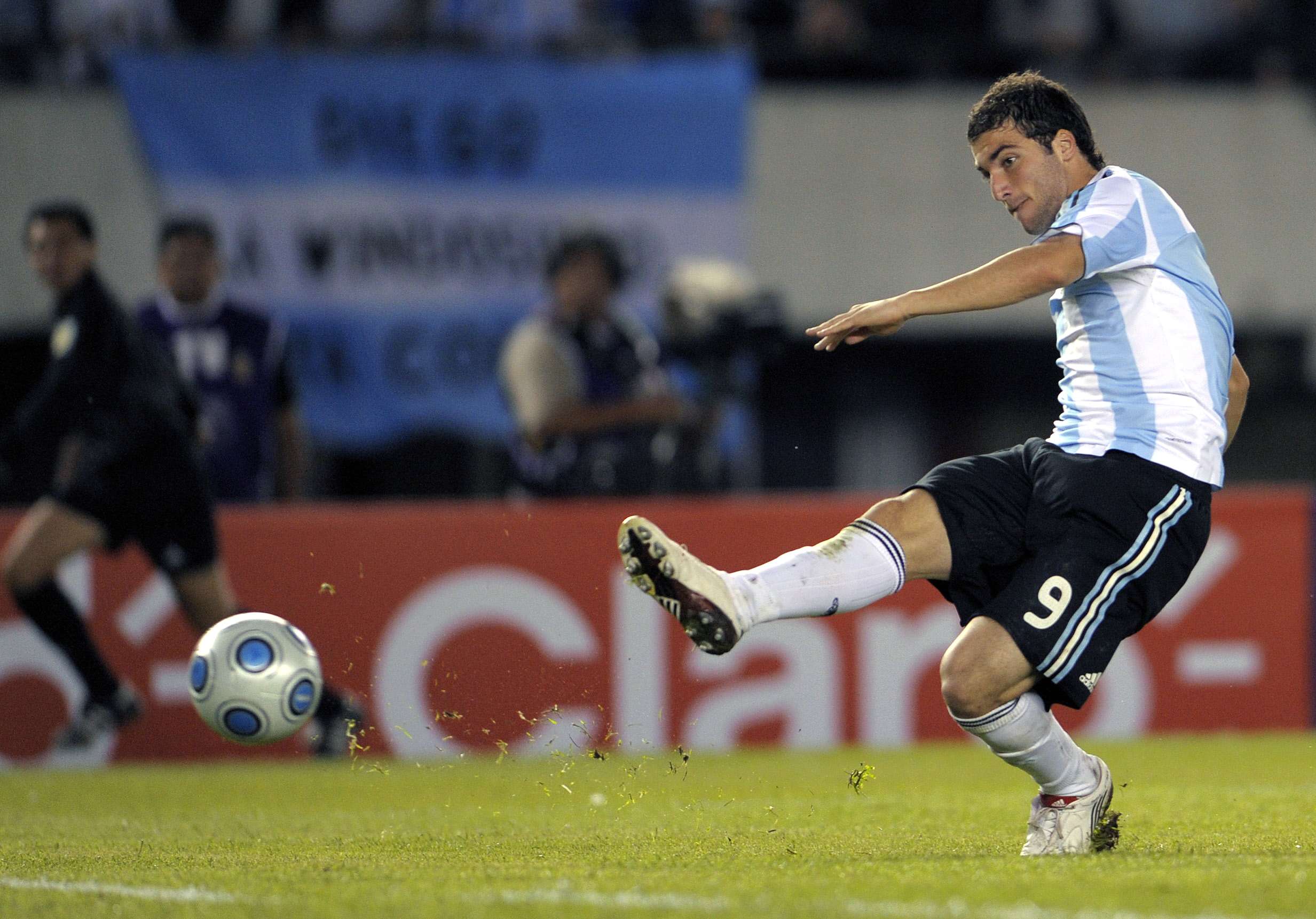 Gonzalo Higuain Argentina Peru 2010 FIFA World Cup qualifier debut goal 2009