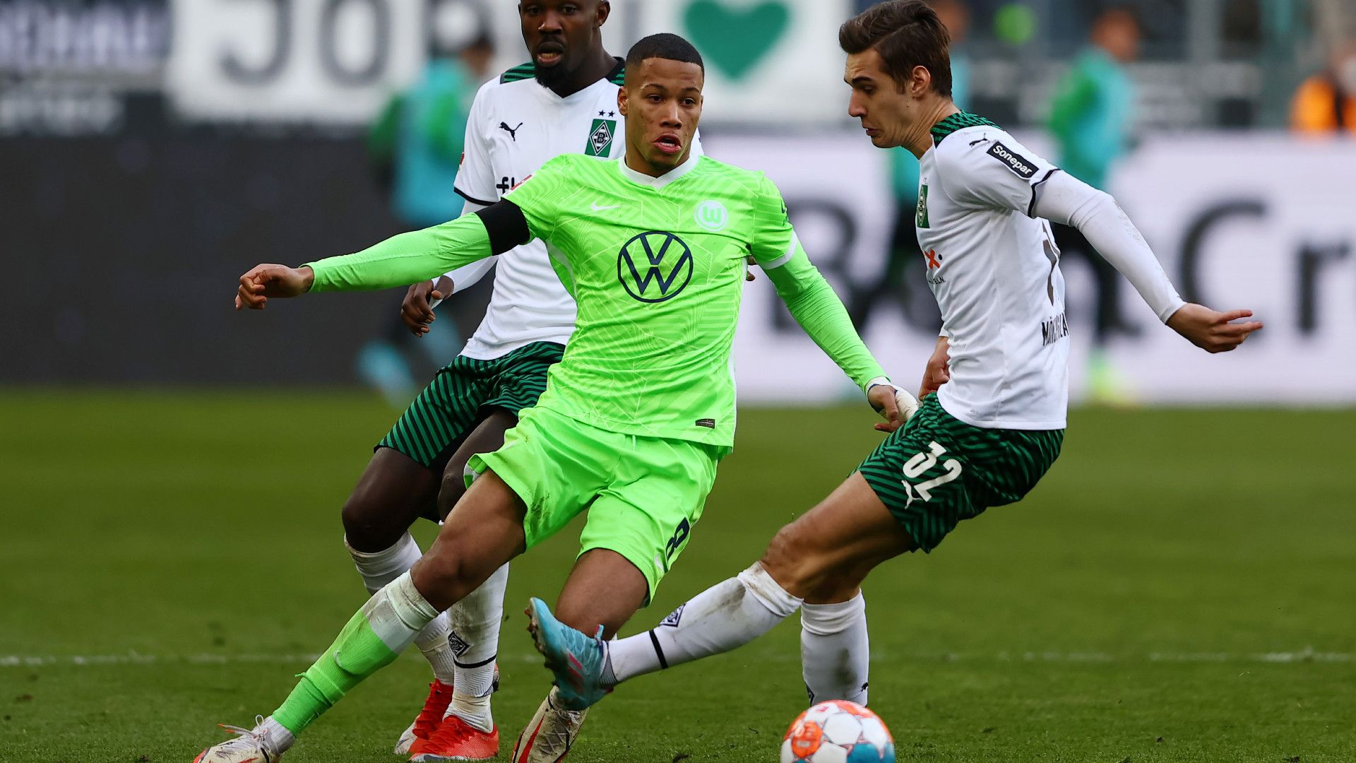 LUKAS NMECHA WOLFSBURG FLORIAN NEUHAUS BORUSSIA MÖNCHENGLADBACH
