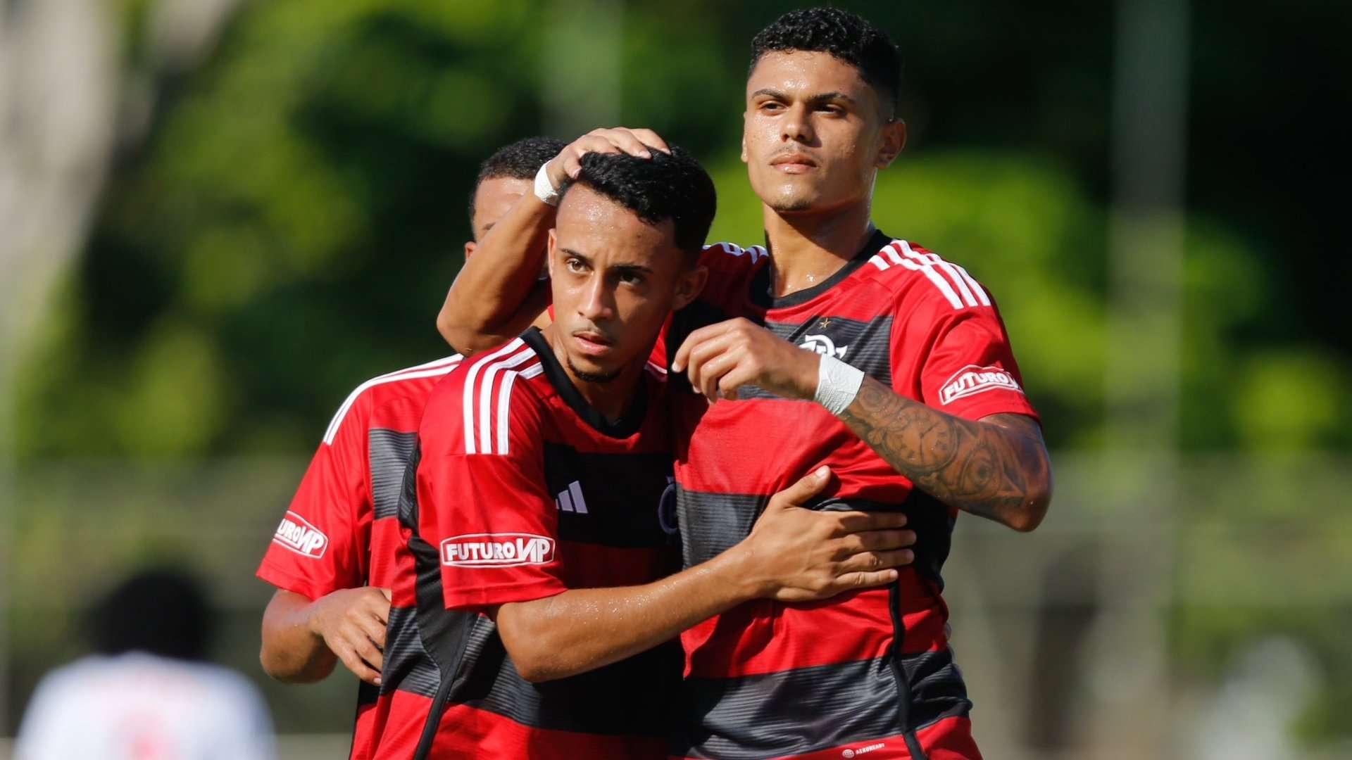Matheus Gonçalves e Mateusão, do Flamengo sub-20, comemoram gol, 2023