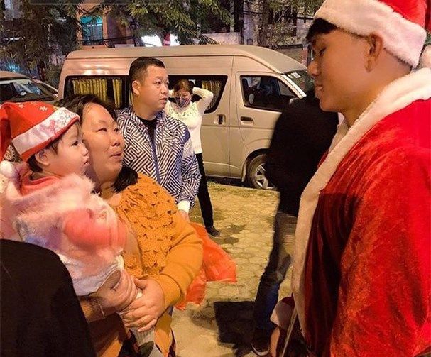 Xuân Mạnh đi phát quà Noel