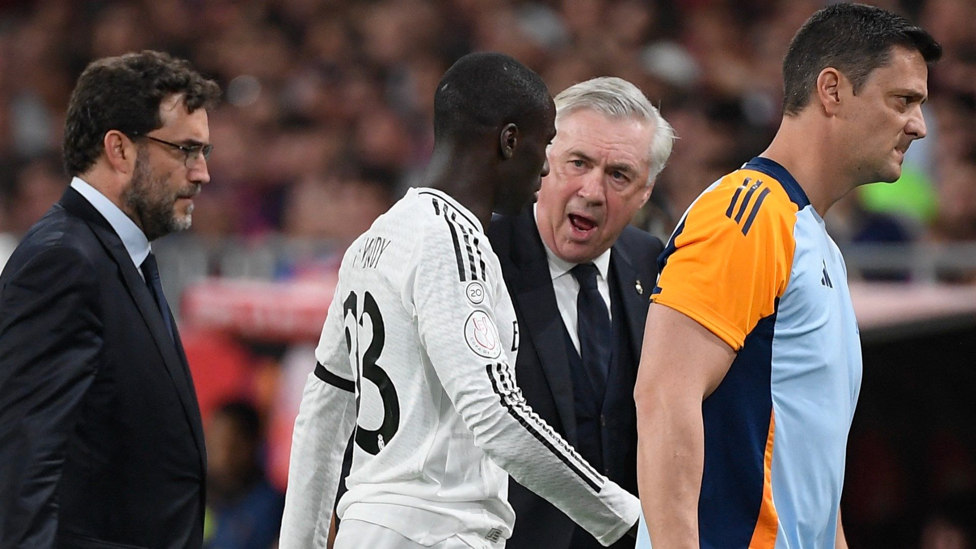 Wieder Verletzungspech für Real Madrid! Carlo Ancelotti muss im Pokalfinale gegen den FC Barcelona nach wenigen Minuten auswechseln