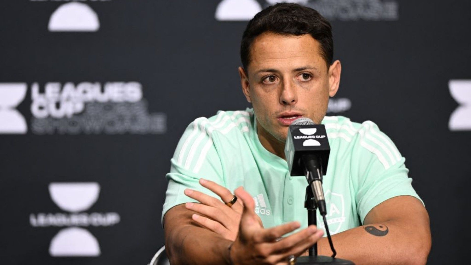 Chicharito Hernández conferencia