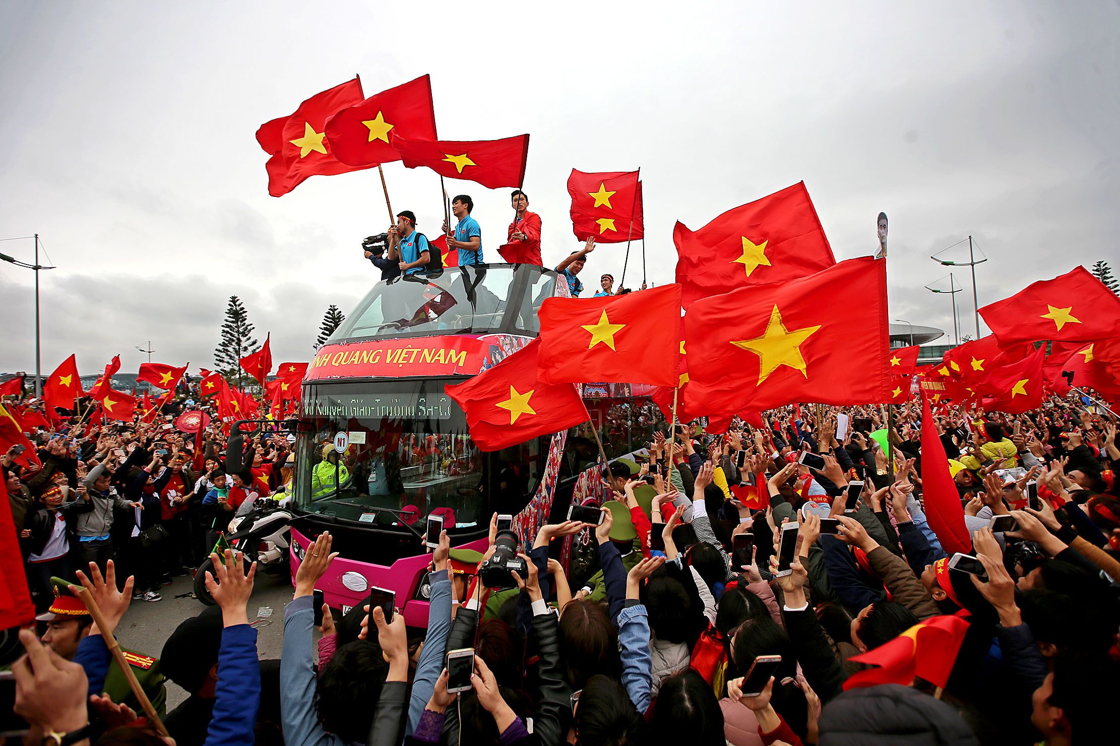 U23 Việt Nam diễu hành từ sân bay Nội Bài về nội thành Hà Nội 28/1