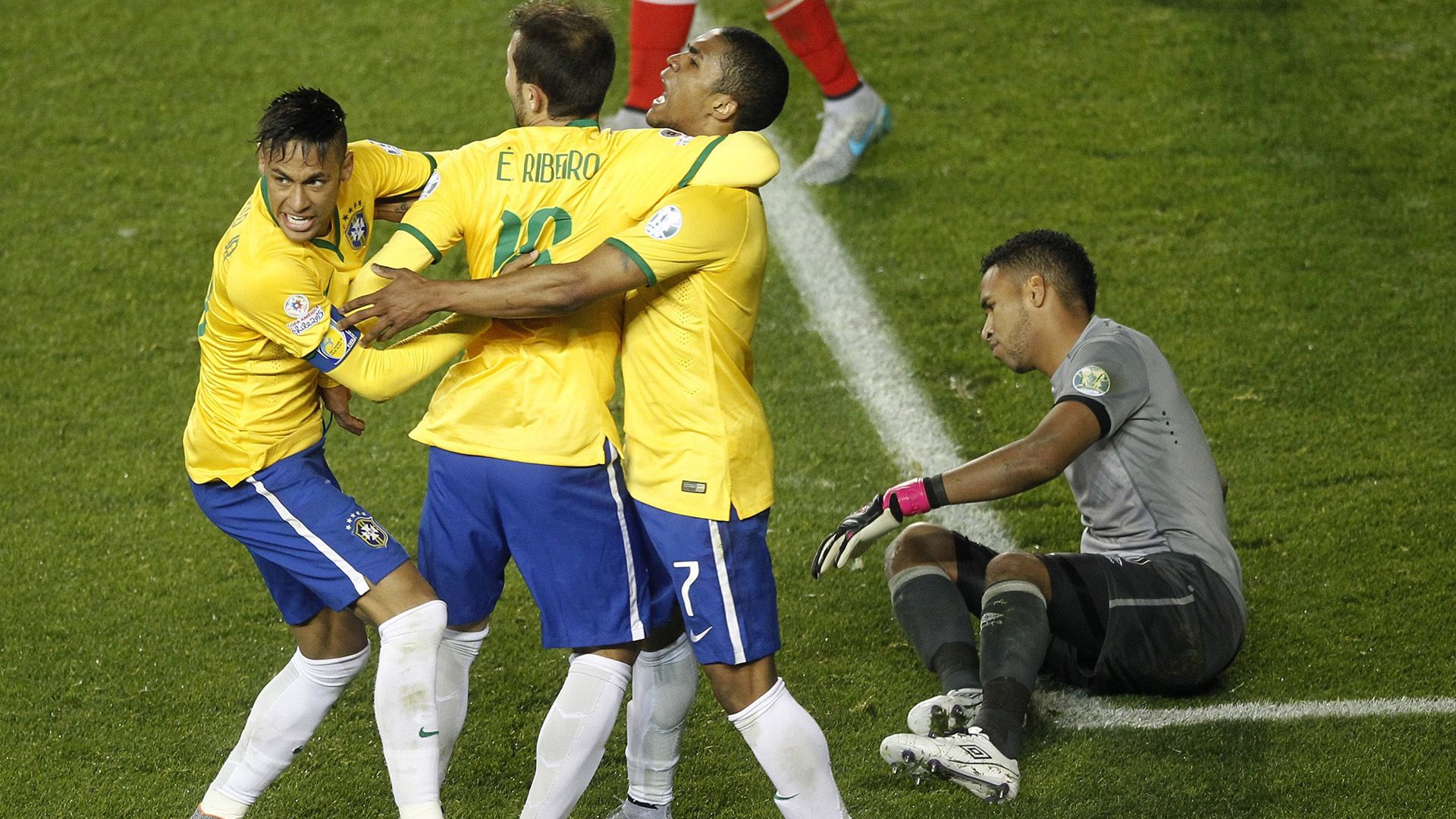 Douglas Costa Everton Ribeiro Neymar Brazil Peru Copa America Temuco 14062015
