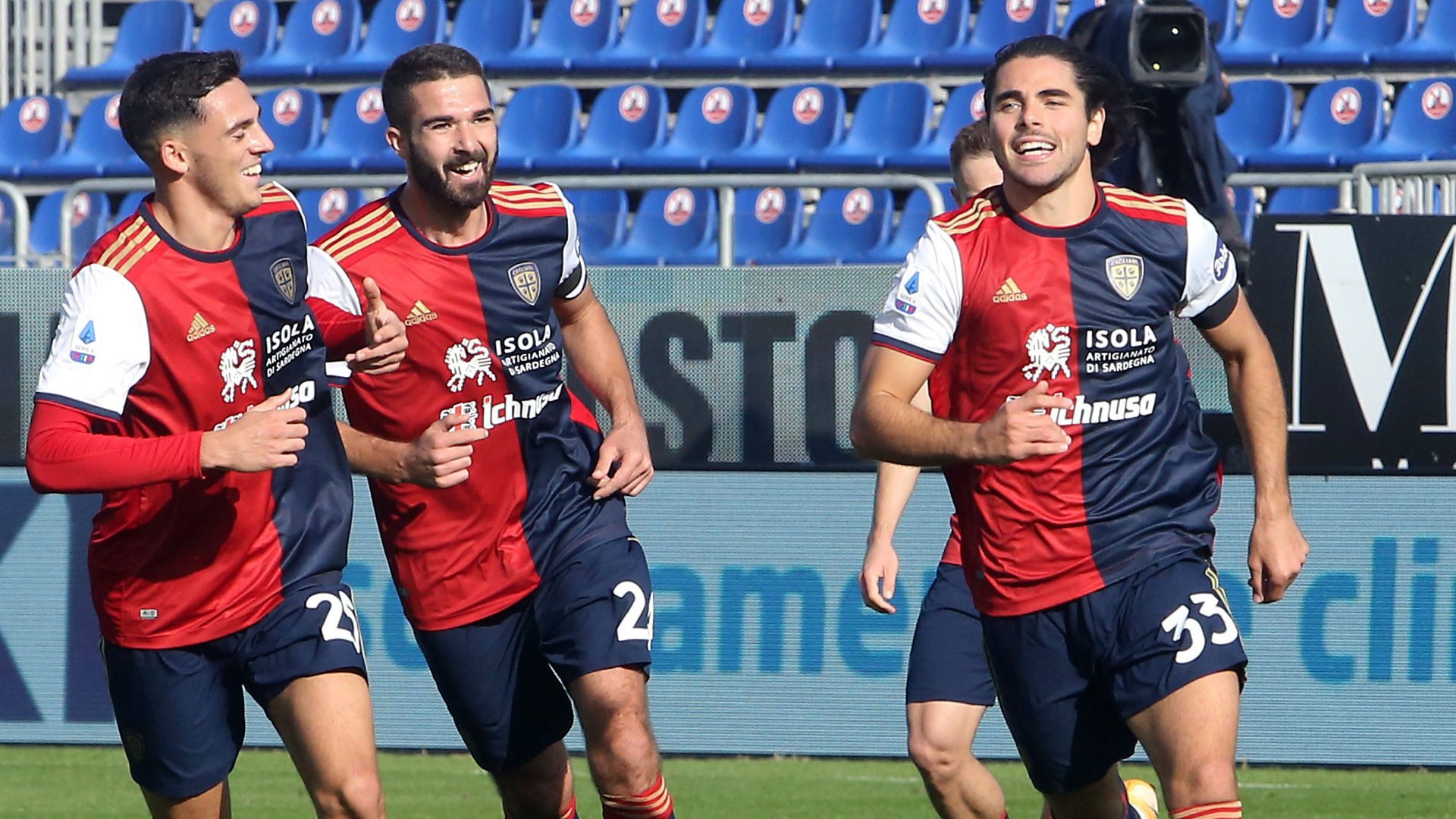 Sottil Cagliari Inter celebrating Serie A