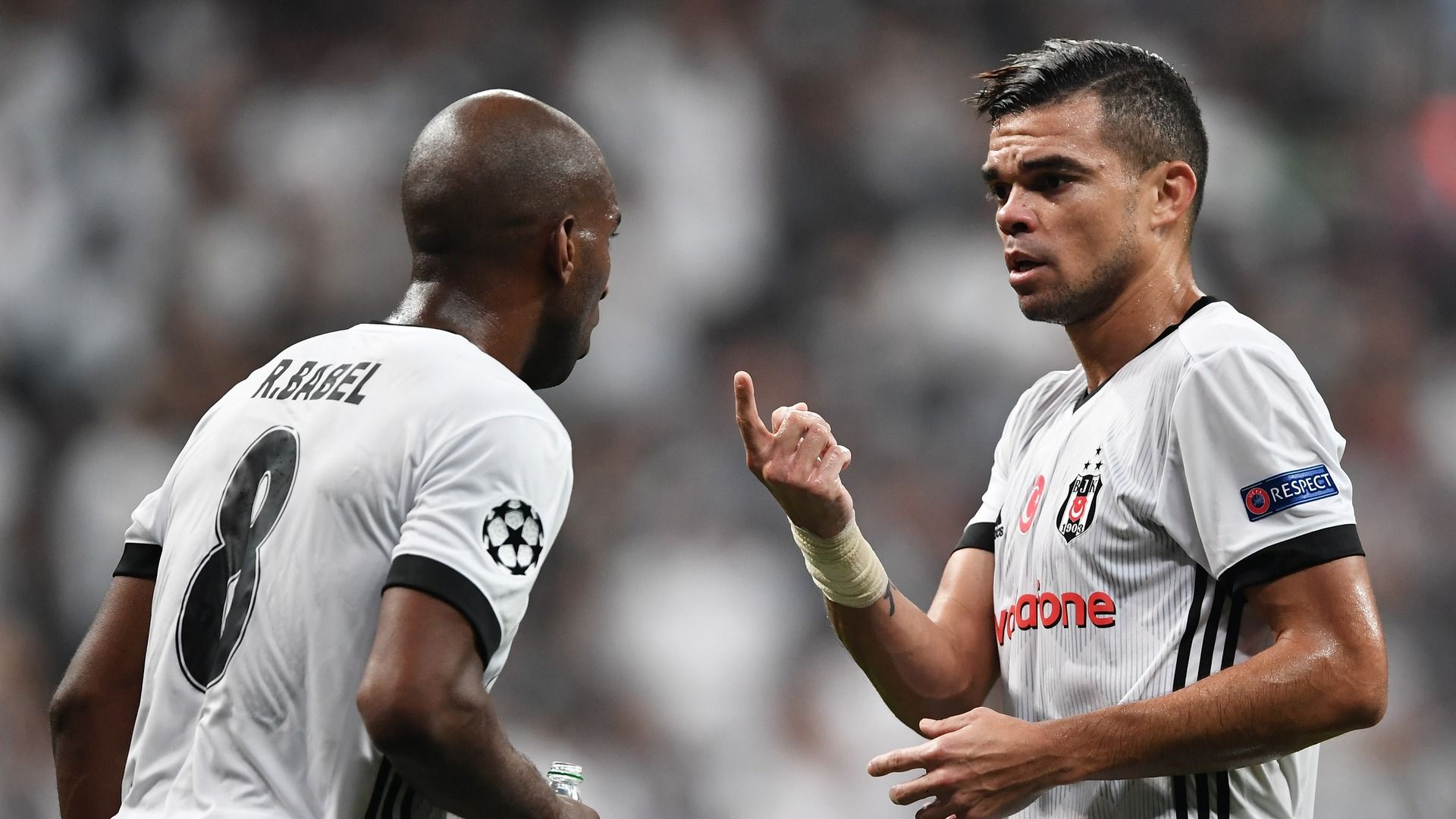 Ryan Babel Pepe Besiktas Leipzig Besiktas 9262017 UCL
