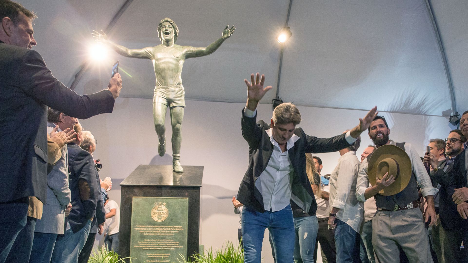 Renato Portaluppi estátua Grêmio 25032019