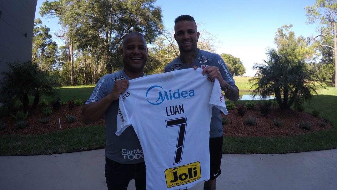 Luan recebe camisa de Marcelinho