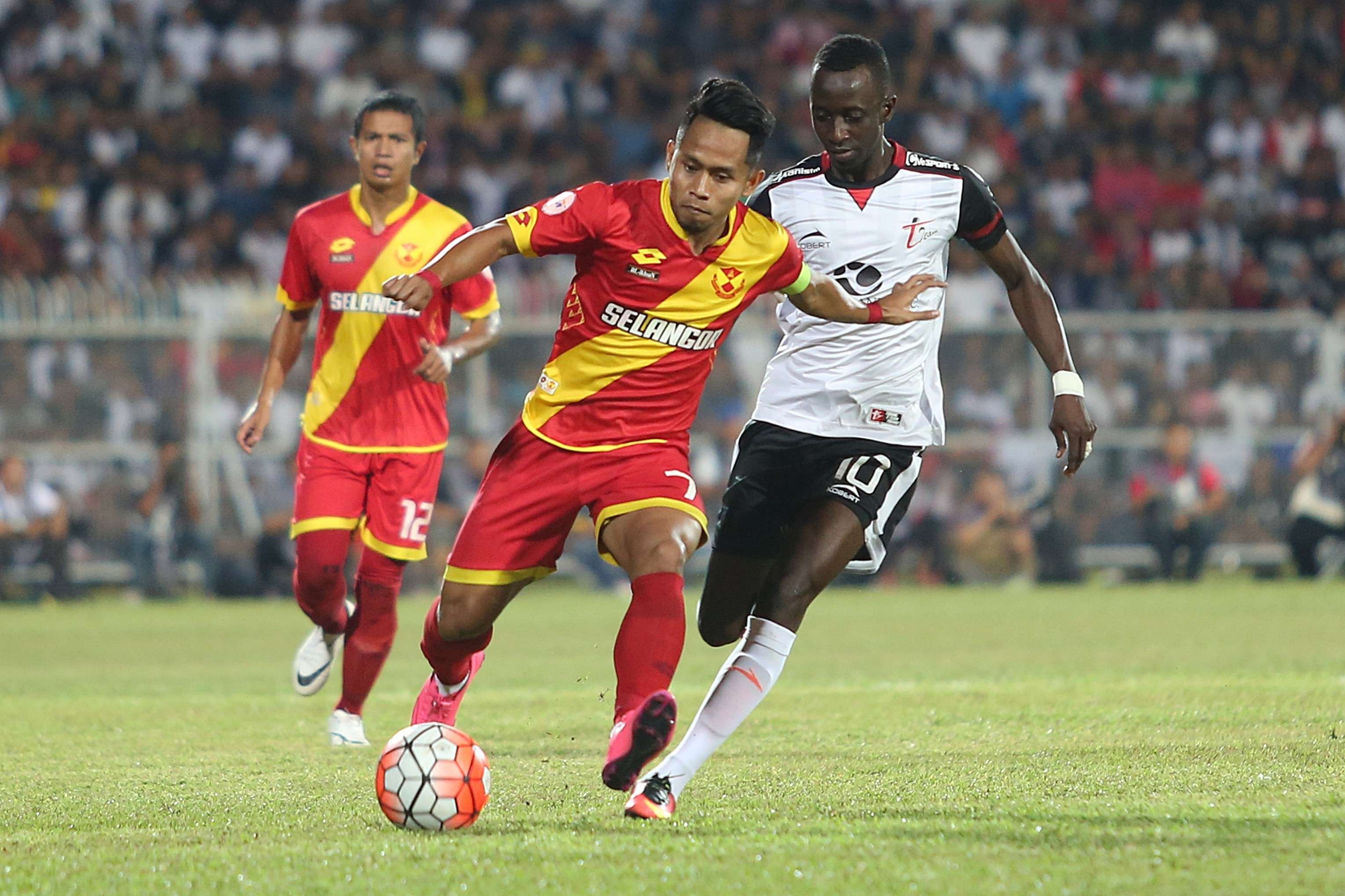 Selangor's Andik Vermansah (middle) tries to get past T-Team's Makan Konate (right) 2016