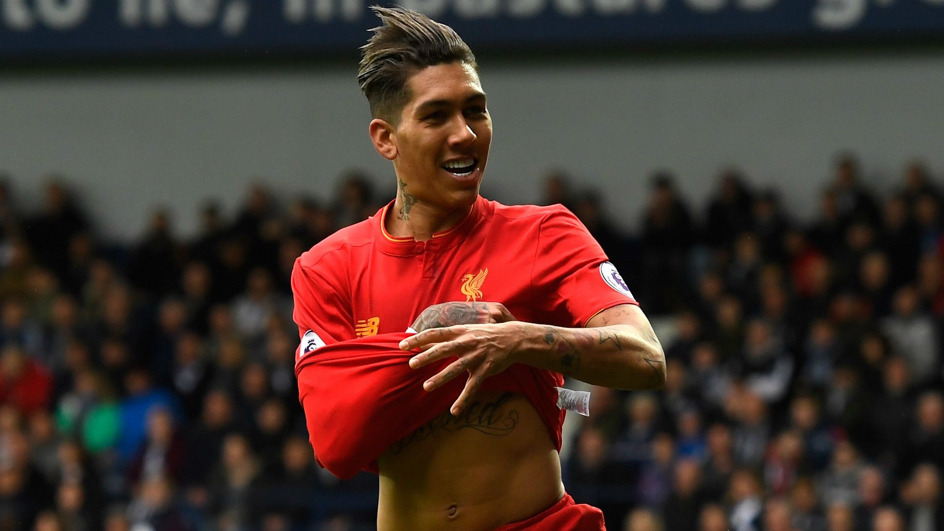 HD Roberto Firmino celebrates