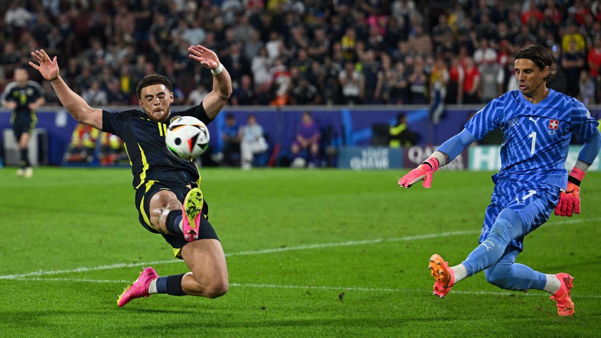 Scotland's Che Adams