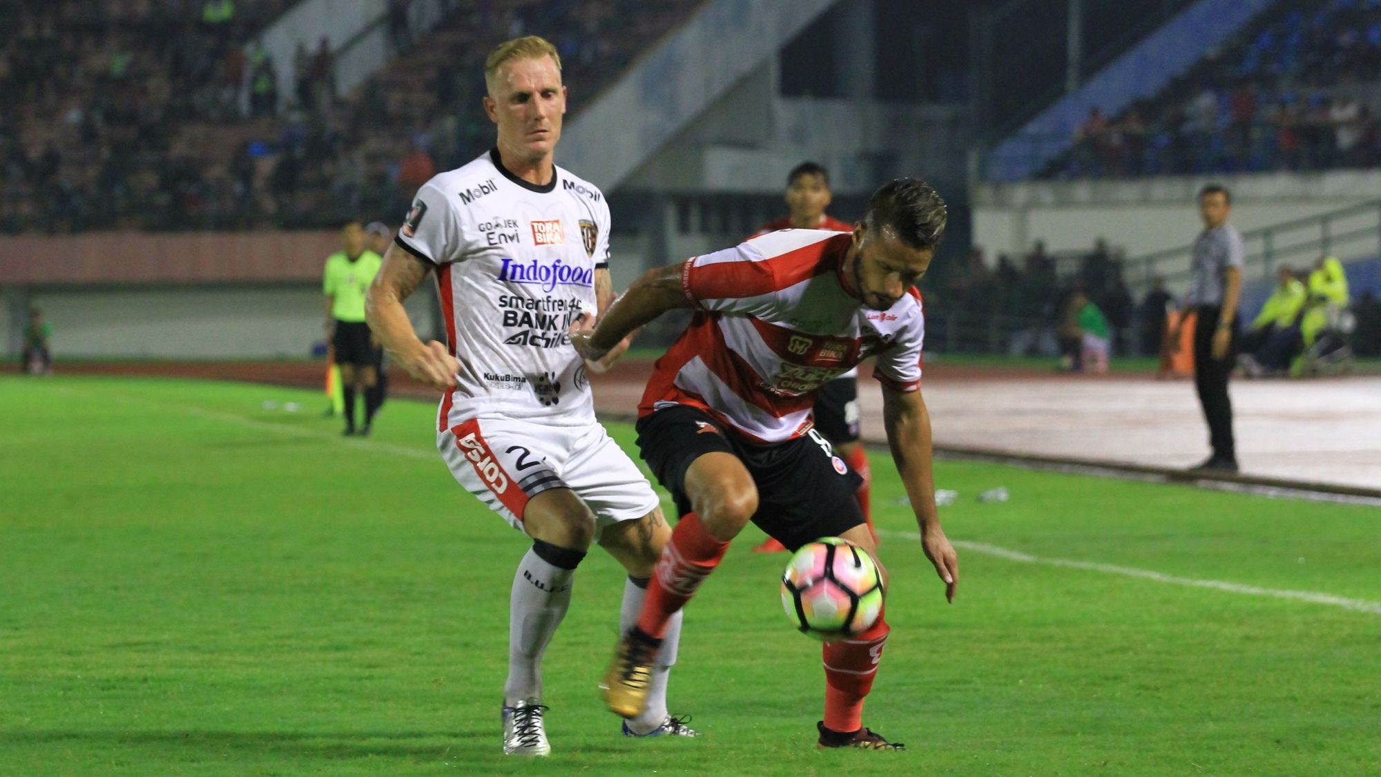 Raphael Maitimo - Madura United & Nick Van Der Velden - Bali United
