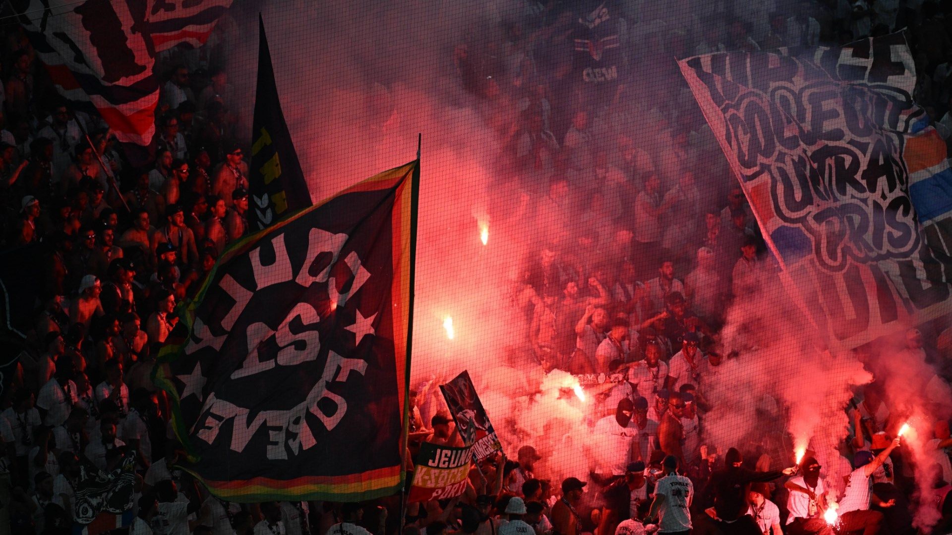 PSG fans flares