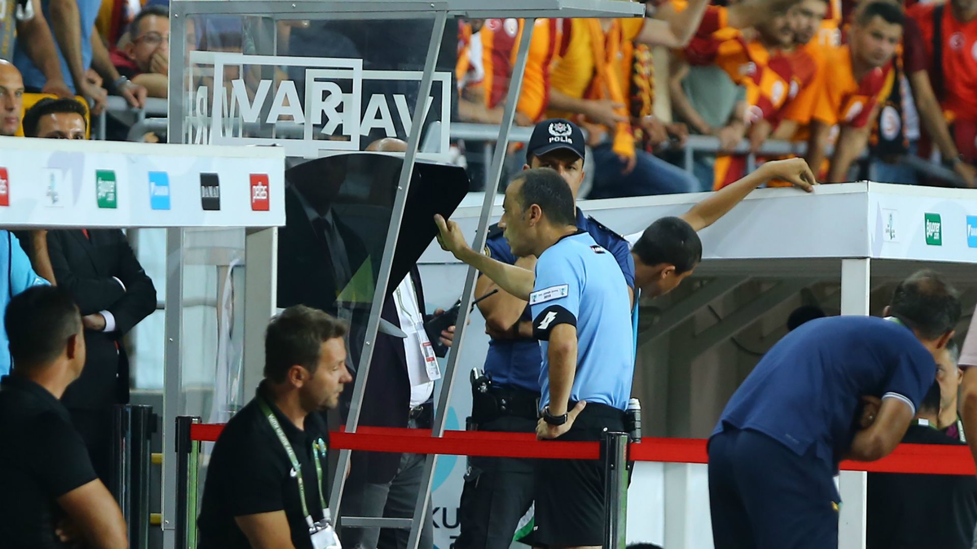 Cuneyt Cakir VAR 05082018