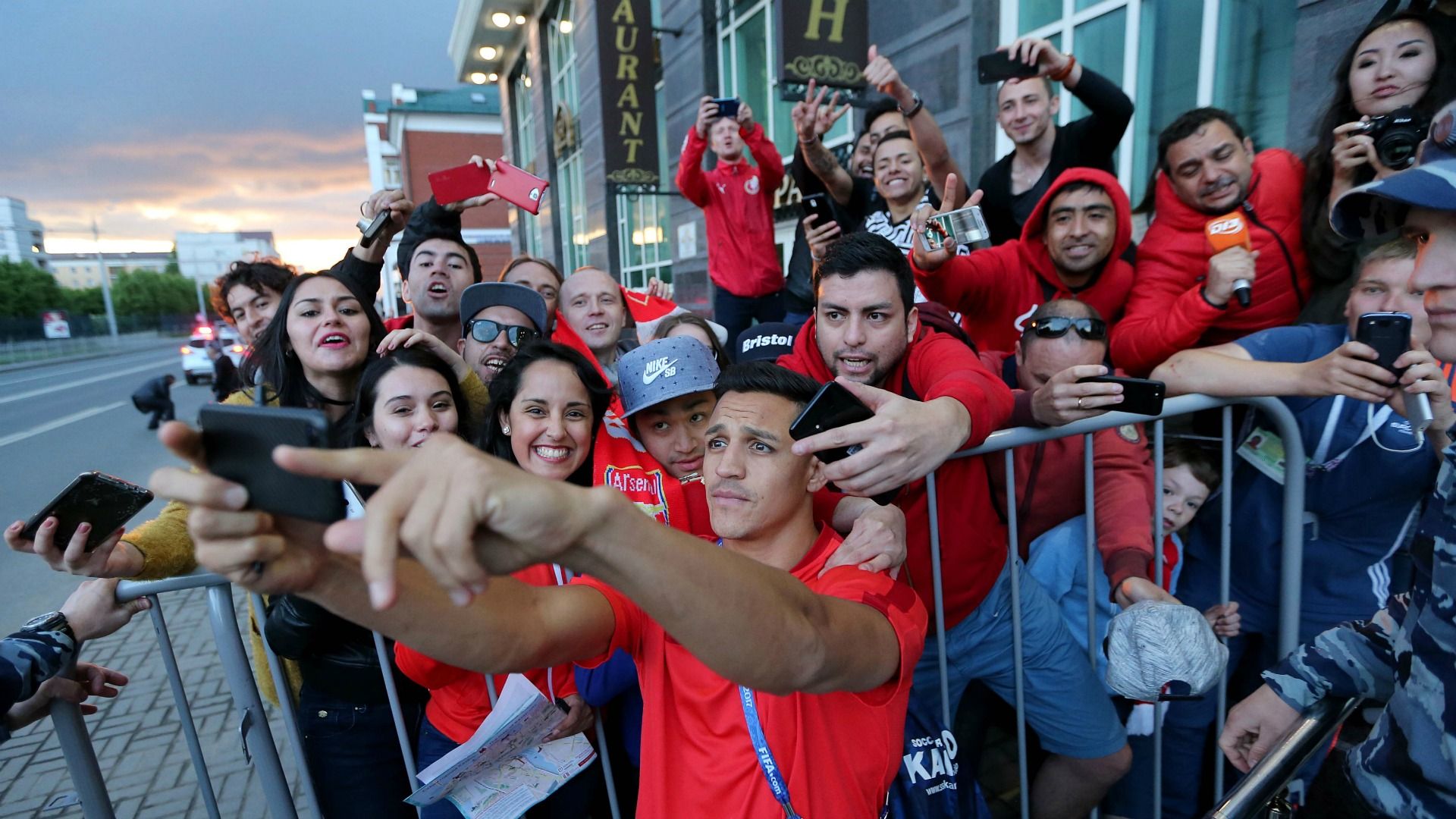 Alexis Sánchez Kazán fans 210617