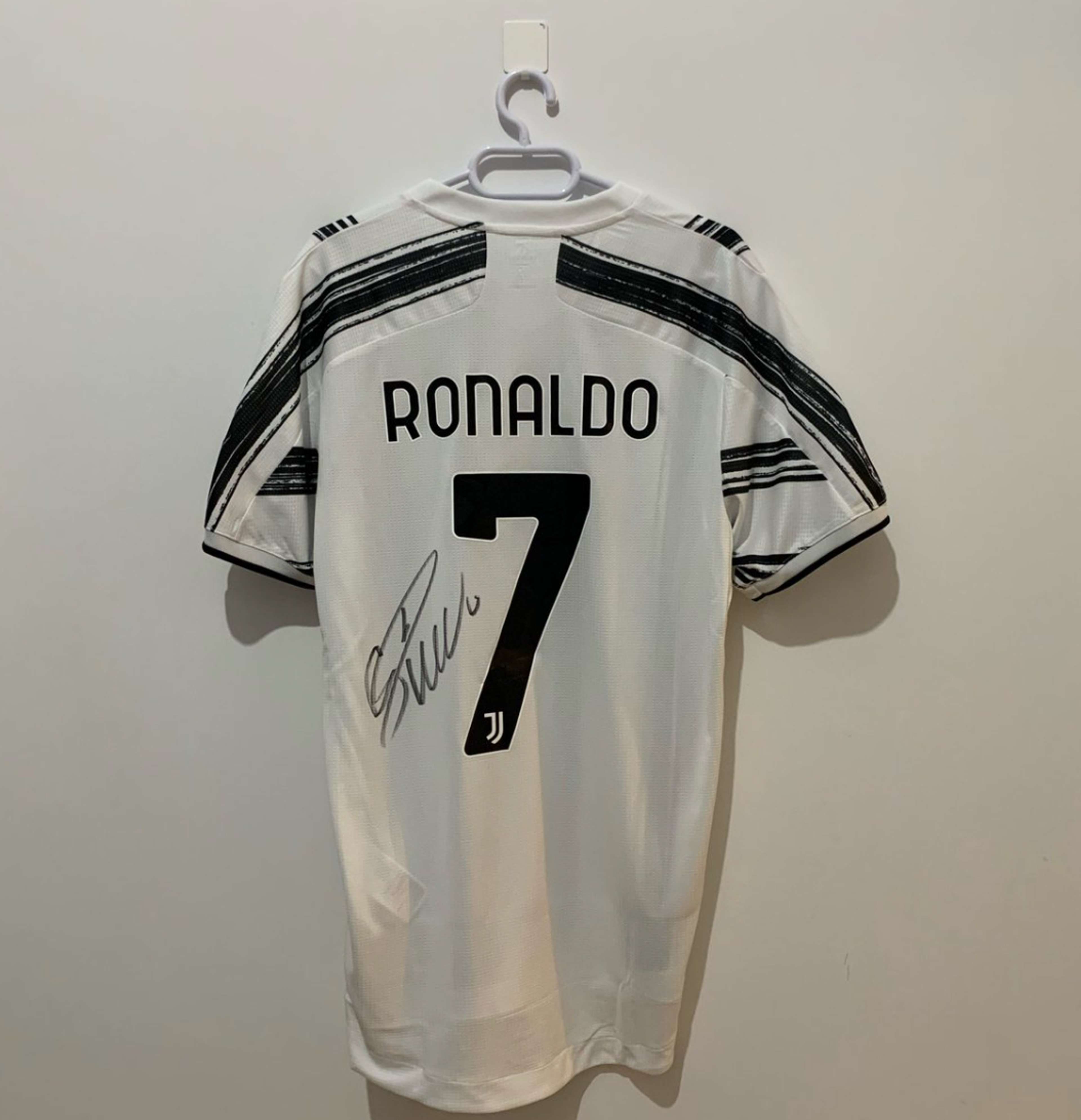 Ronaldo signed kit screenshot