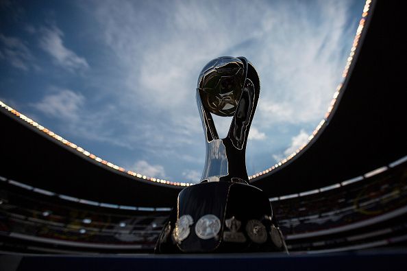 Trofeos de futbol y el Vince Lombardi.