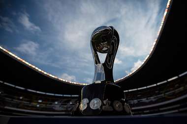 Trofeos de futbol y el Vince Lombardi.