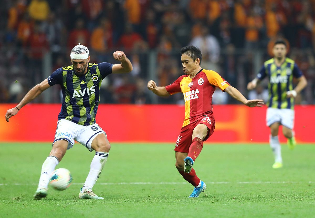 Vedat Muriqi , Yuto Nagatomo , Galatasaray v Fenerbahce 09282019