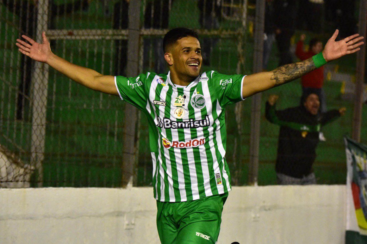 Rafael Bastos comemora gol do Juventude sobre o Luverdense