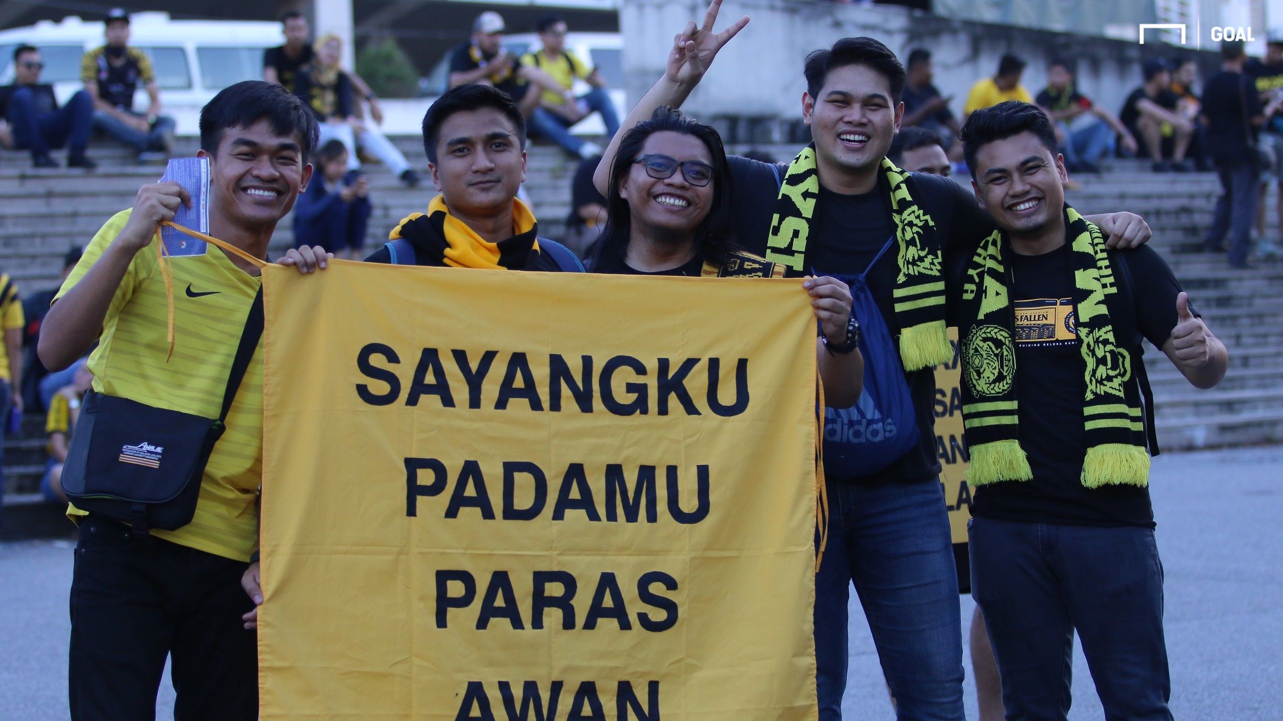 Vietnamese - Malaysian supporters | My Dinh Stadium | World Cup 2022 Qualification (AFC)