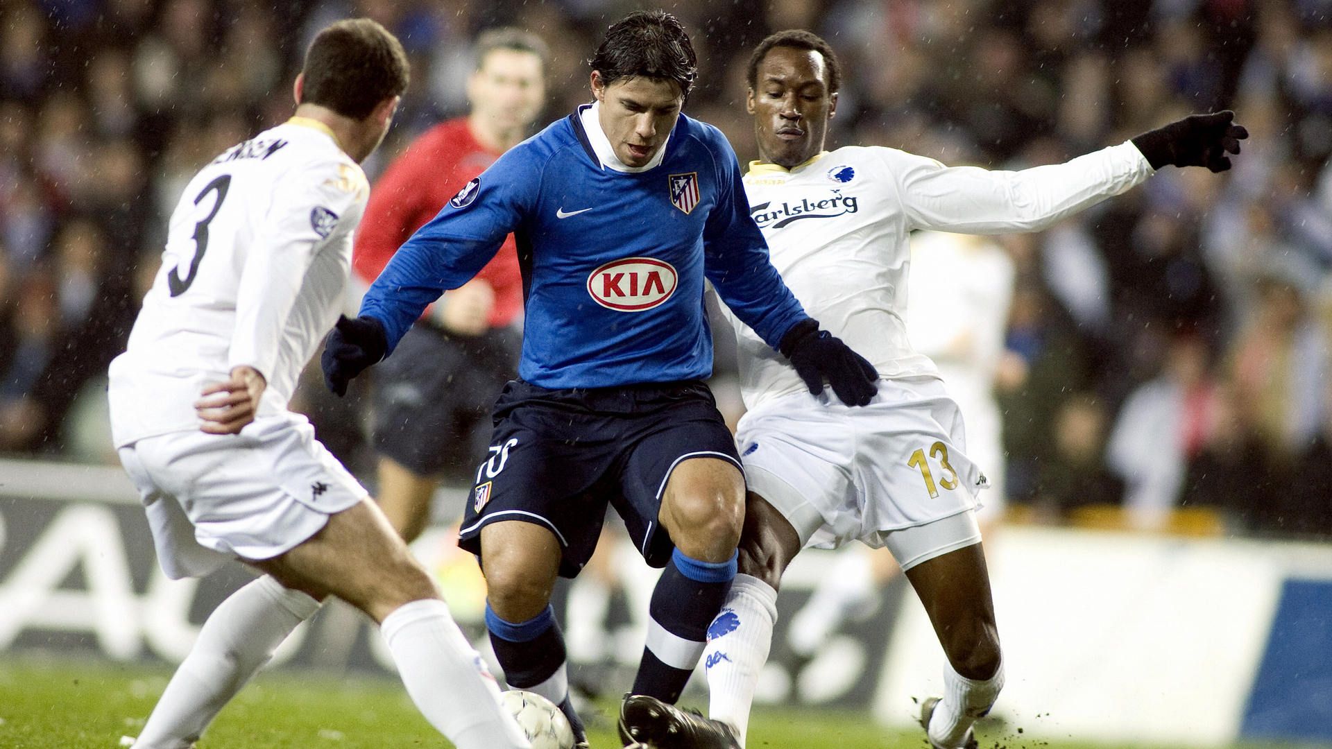 atiba hutchinson with aguero 2007
