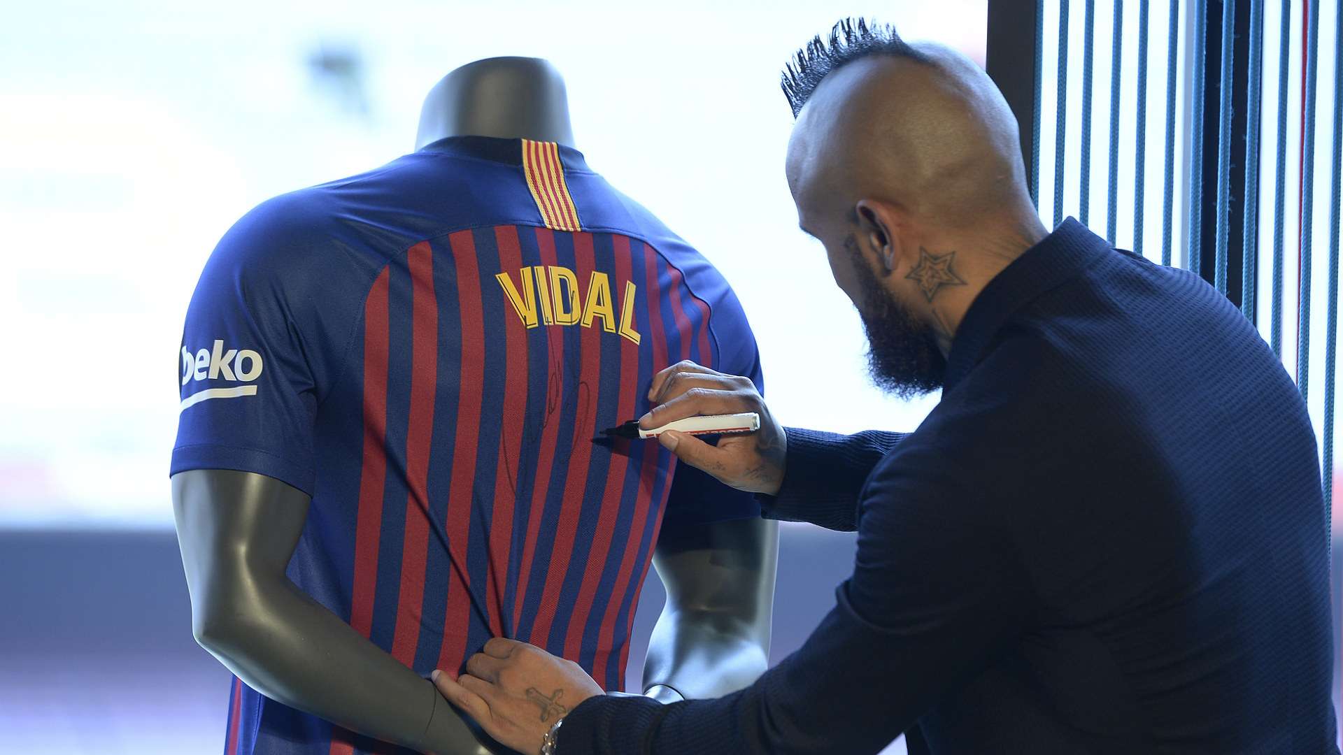 Arturo Vidal Barcelona unveiling