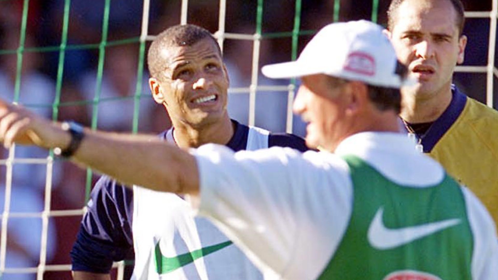Rivaldo, Marcos e Felipão durante treino com a seleção brasileira em 2002