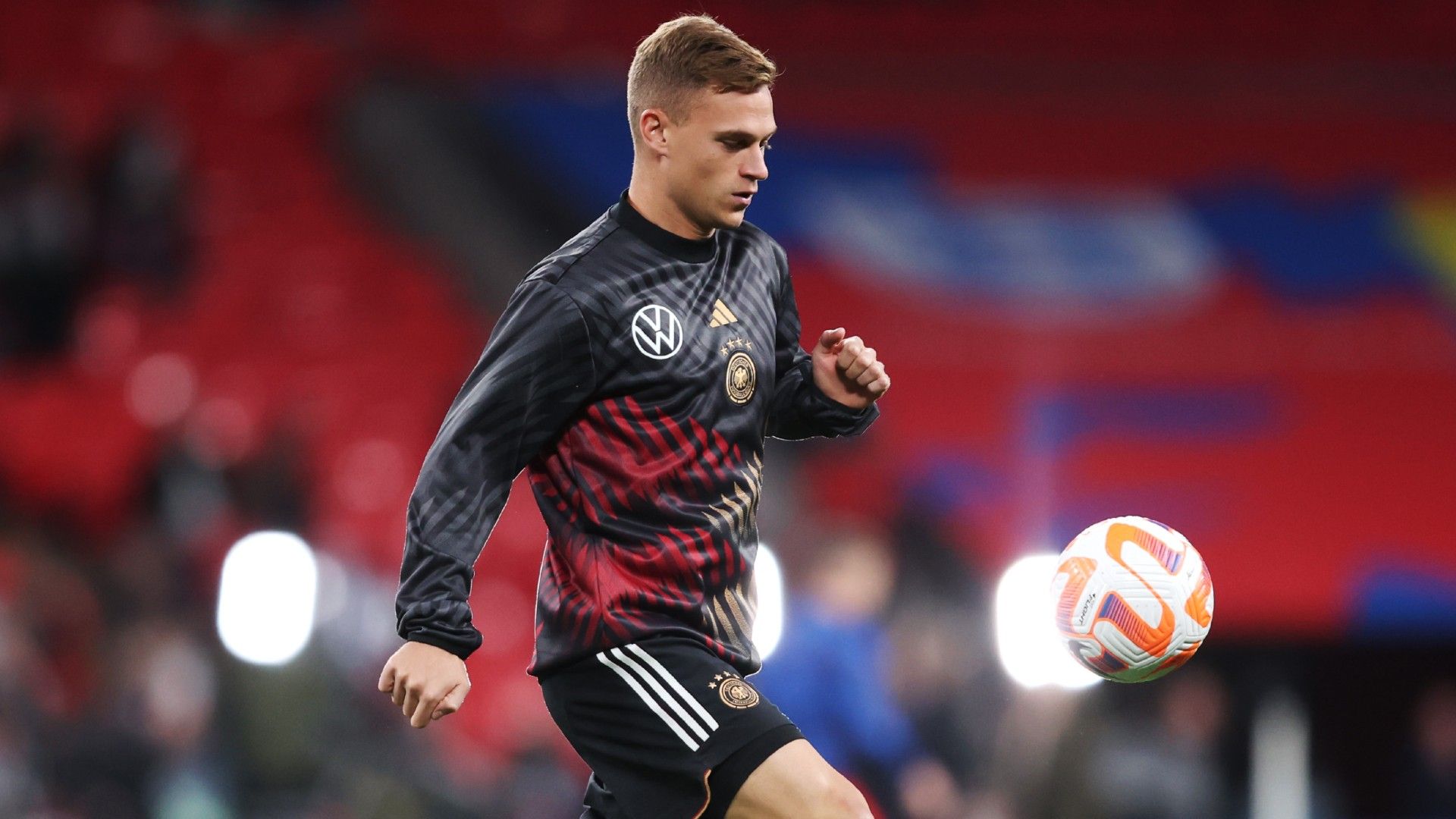 Warum zieht Joshua Kimmich seine Hose beim Aufwärmen immer so weit hoch?
